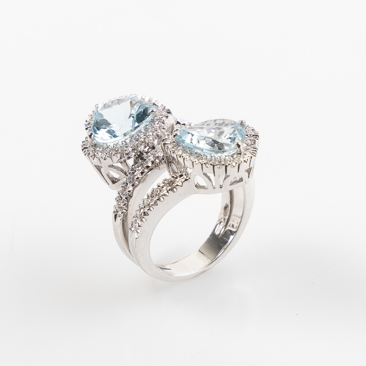 RING, 18K vitguld med hjärtslipade akvamarienr, totalt ca 12.0 ct och briljantslipade diamanter totalt ca 1.00 ct.