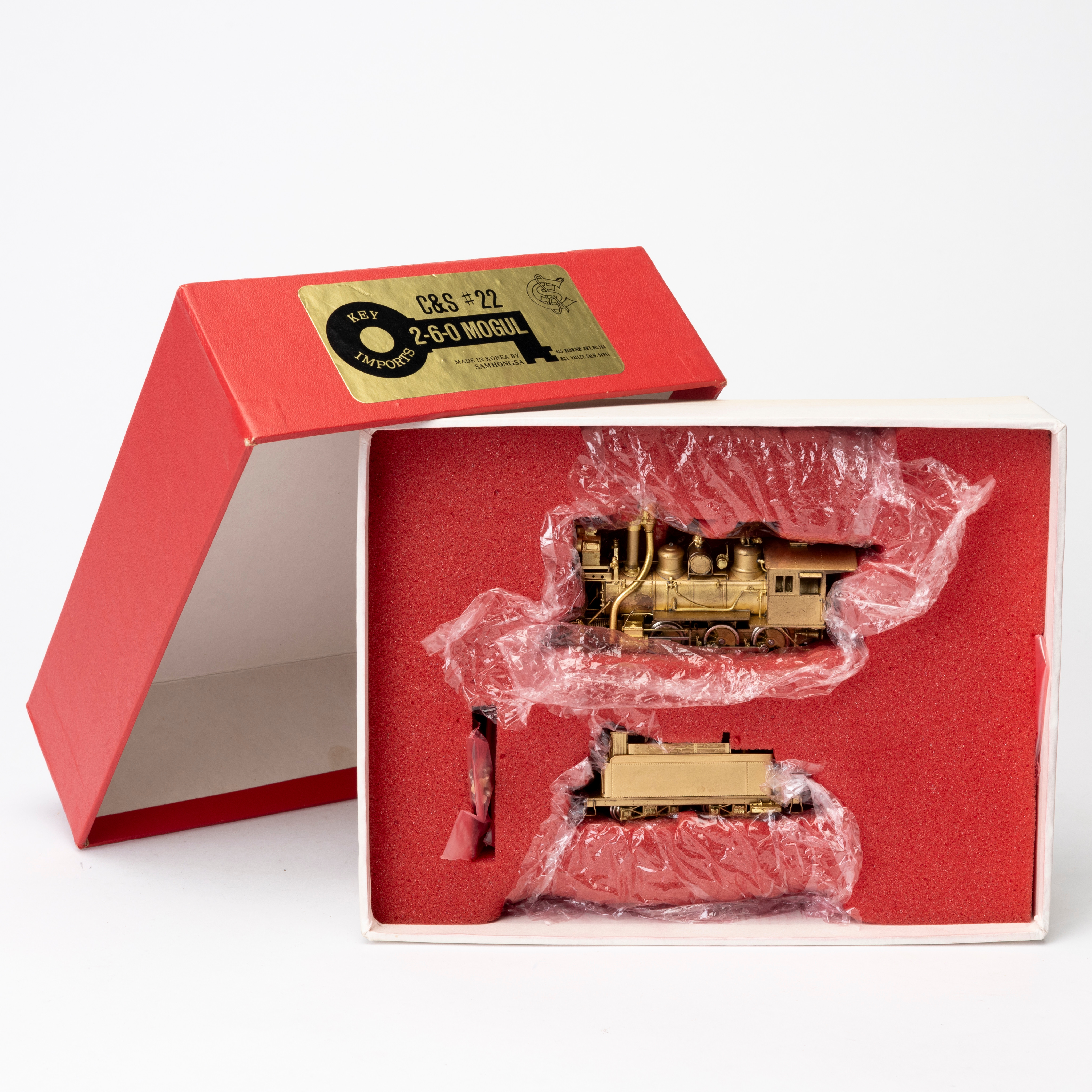 KEY IMPORTS 22 C&S Colorado & Southern 2-6-0 Mogul, amerikanskt ånglok med tender, handgjord mässing made in Korea by Samhongsa. Originalförpackning.