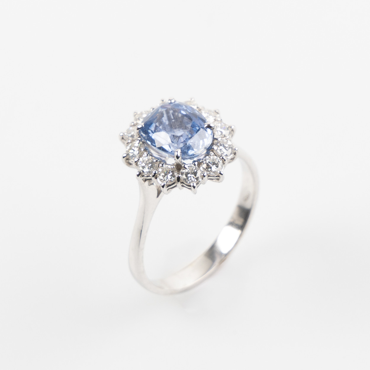 RING, 18K vitguld med fasettslipad safir ca 2.60 ct samt briljantslipade diamanter totalt ca 1.00 ct.