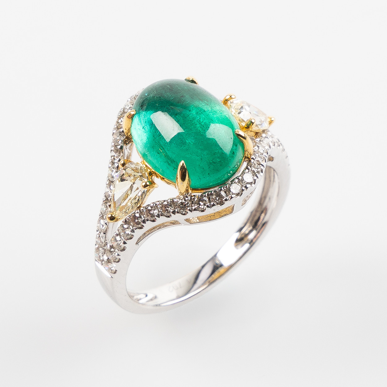 RING, 18K guld och vitguld med fasettslipad smaragd 4.47 ct, droppslipad gula diamanter samt briljantslipade diamanter.
