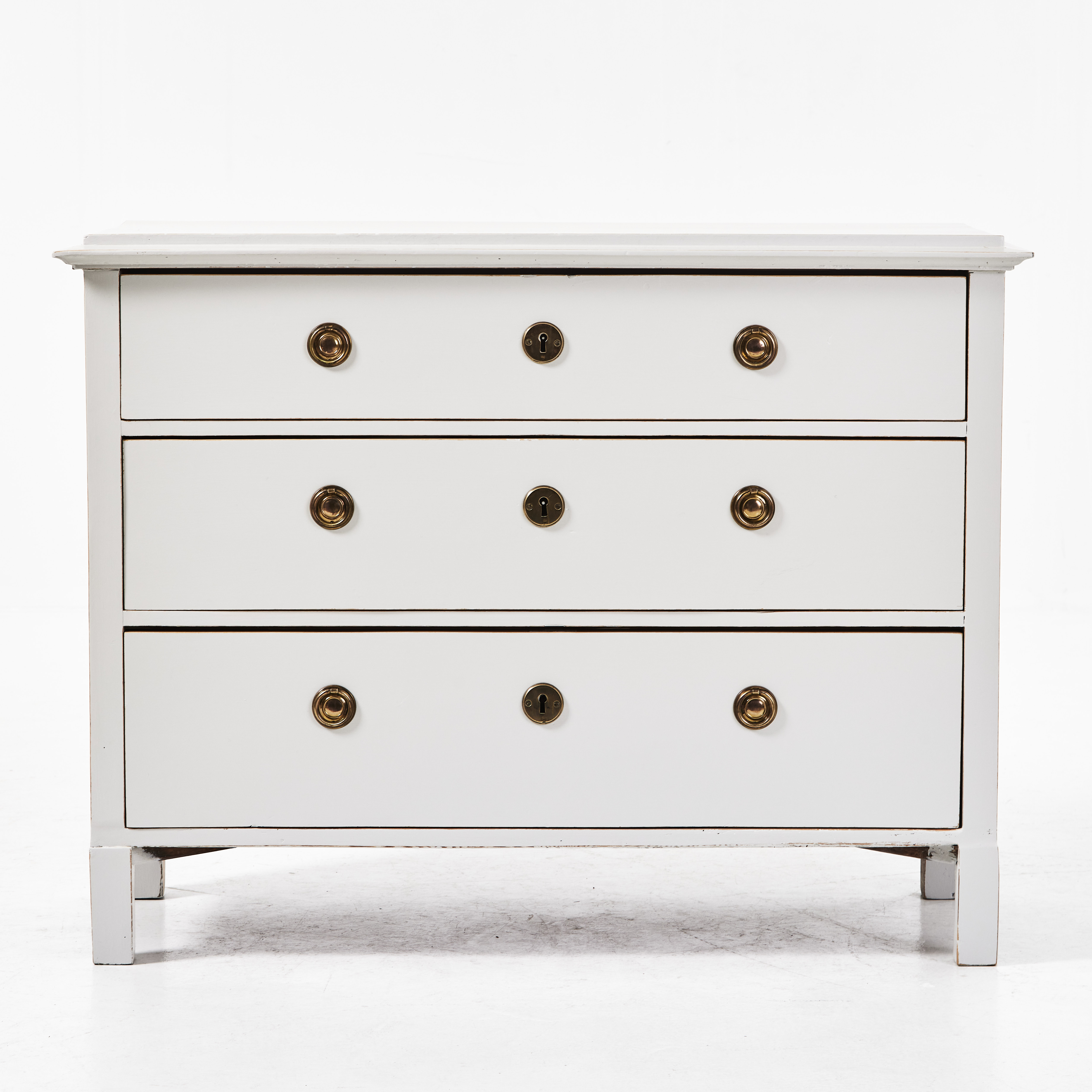 BYRÅ, 1800-tal, gustaviansk stil, bemålad, beslag i mässing.