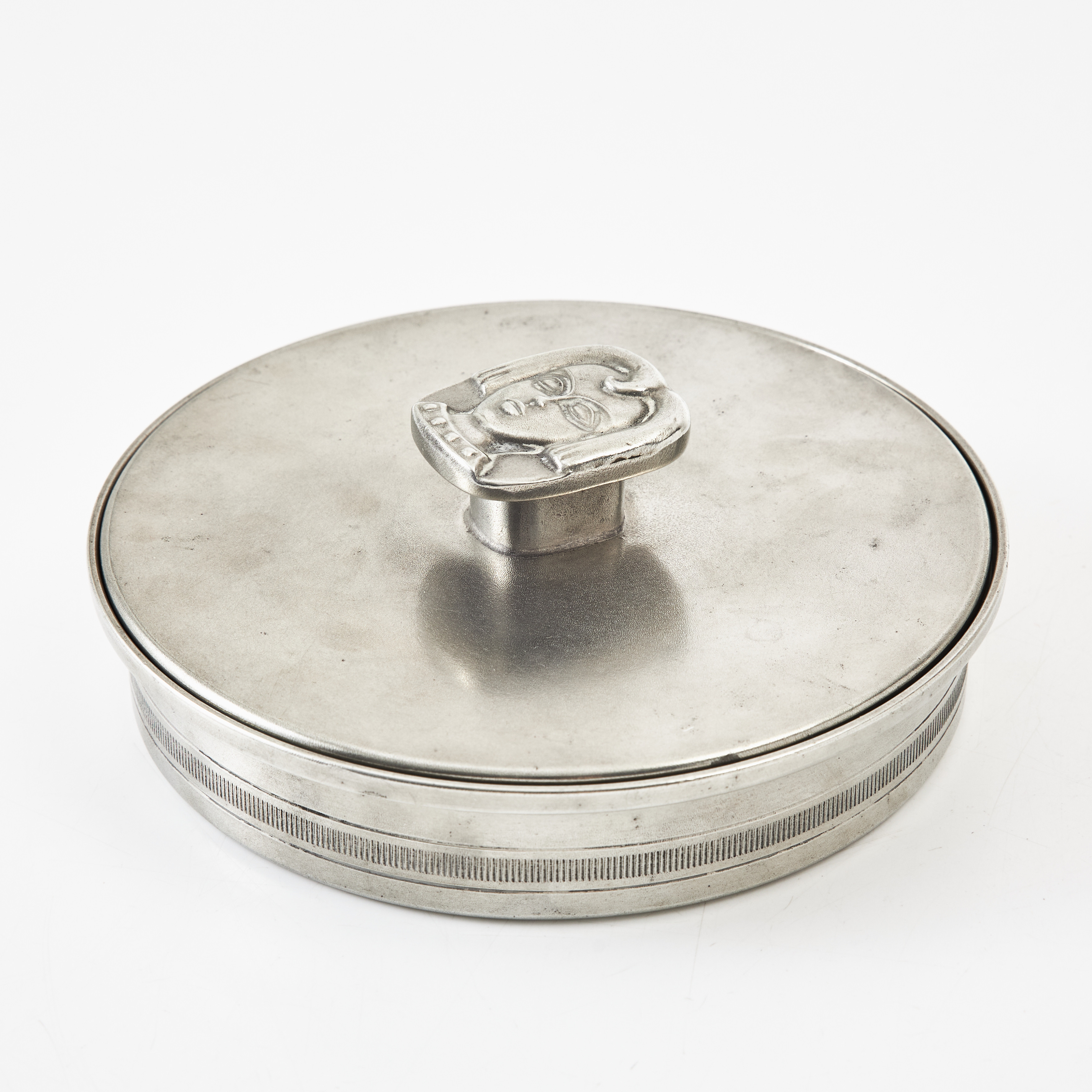 DOSA med handspegel, tenn, 1971, Nyköping, lockknopp med kvinnoprofil.