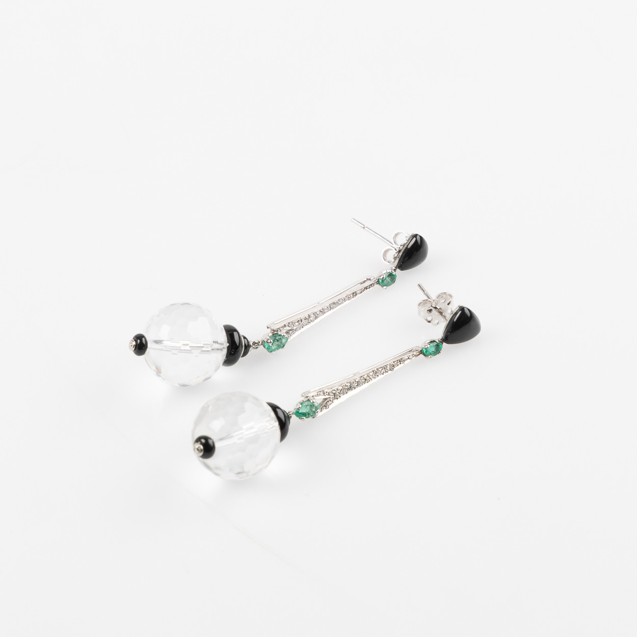 ÖRHÄNGEN, platina med onyx, smaragder, bergkristaller och åttkantslipade diamanter.