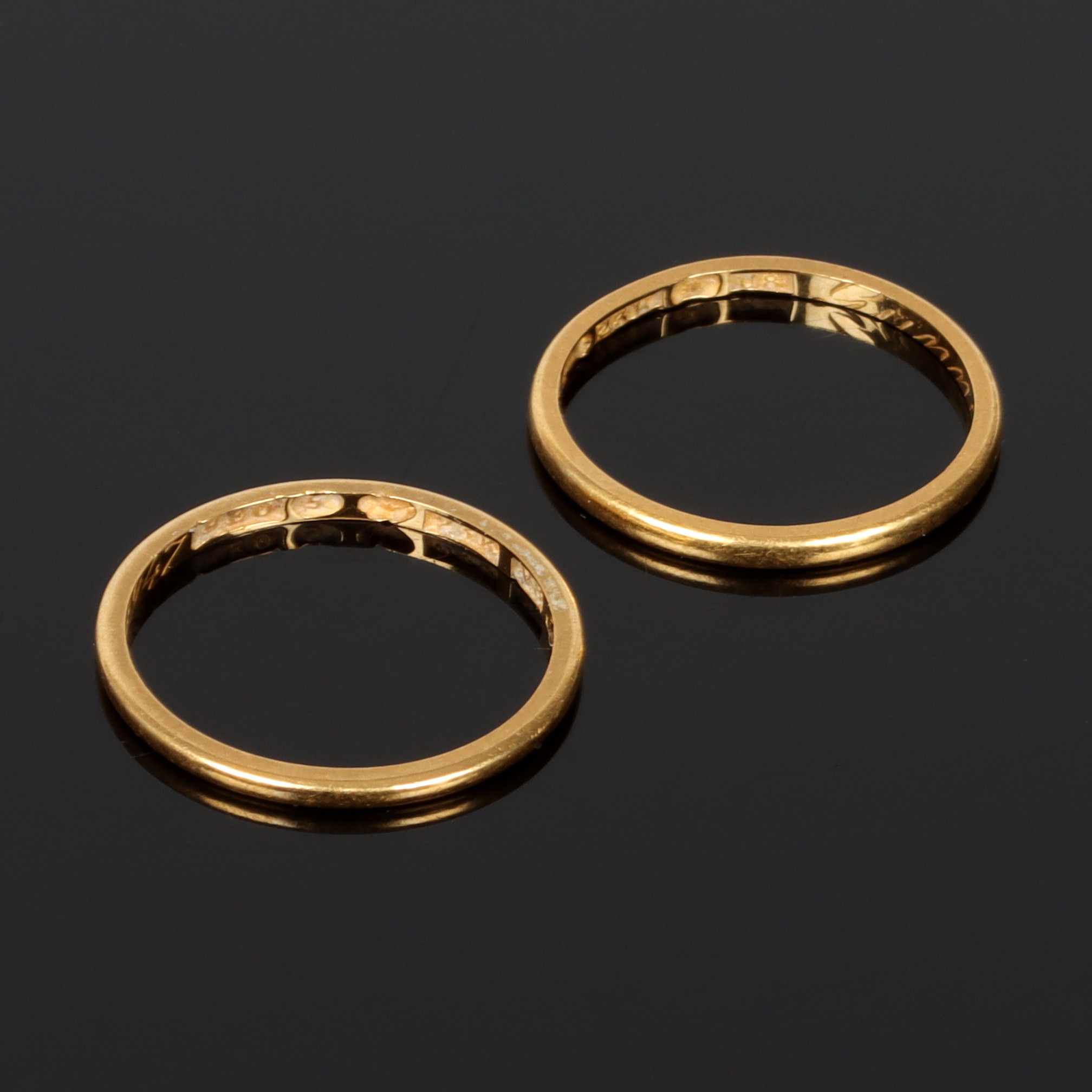 RINGAR 2 st, 23k guld, 1947. Vikt 4 gram.