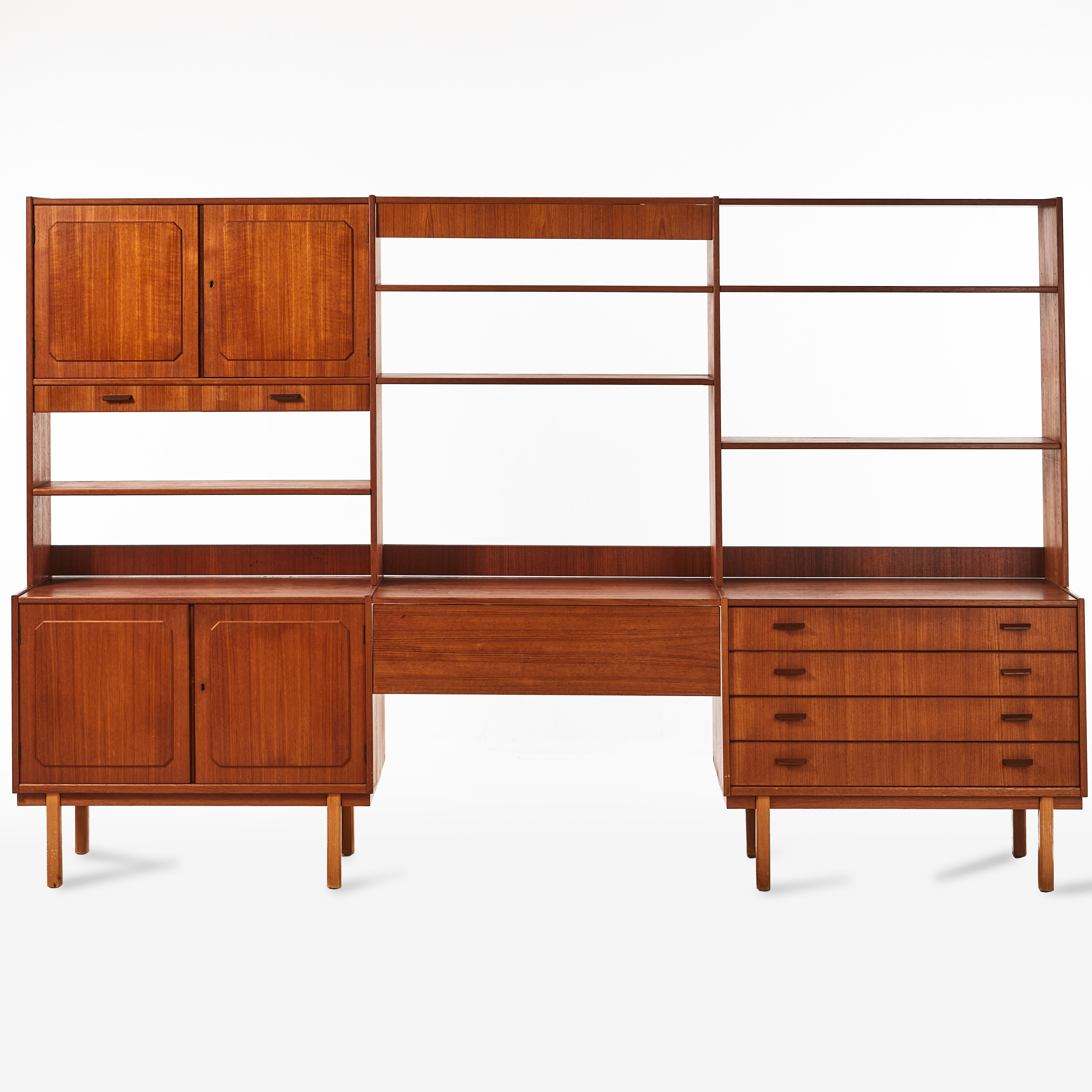 BOKHYLLA, med skåpsdelar och skrivskiva, 1960-tal, fanérad i teak, nyckelbussningar i mässing.