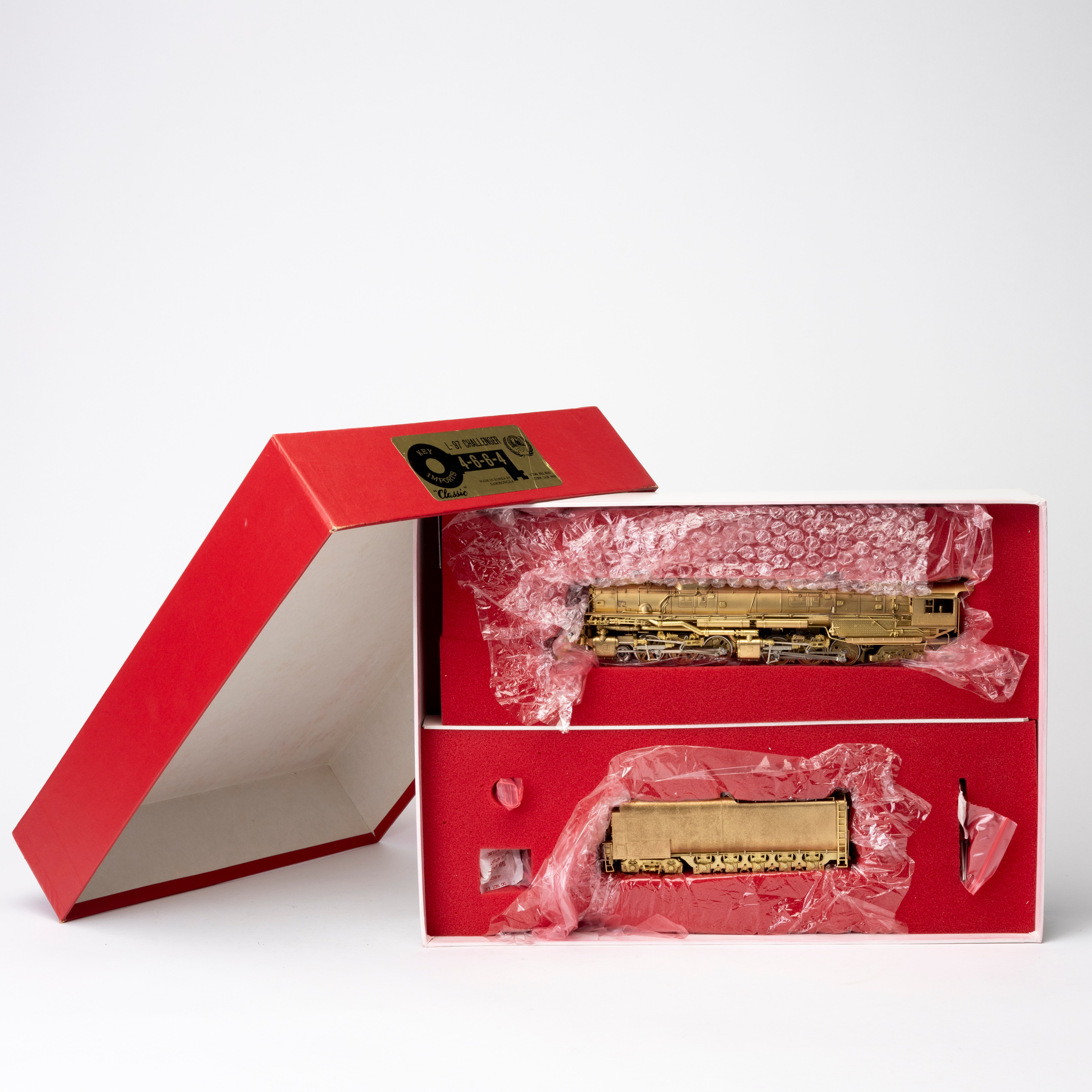 KEY IMPORTS Classic, L-97 Challenger, amerikanskt ånglok med tender, 4-6-6-4 handgjord mässing made in Korea by Samhongsa. Originalförpackning.
