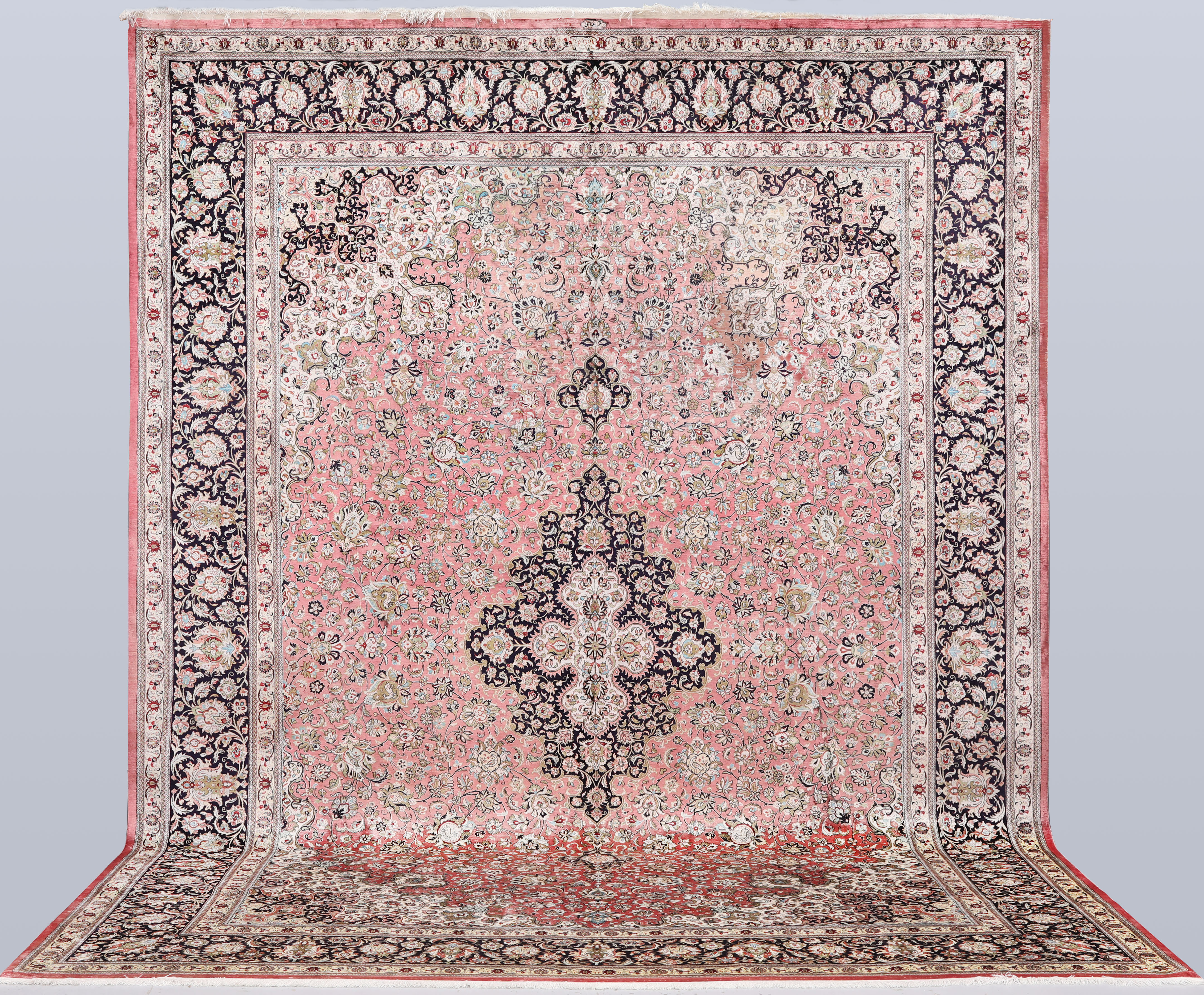 MATTA, äldre Ghom silkesvarp, cirka 398 x 293 cm.