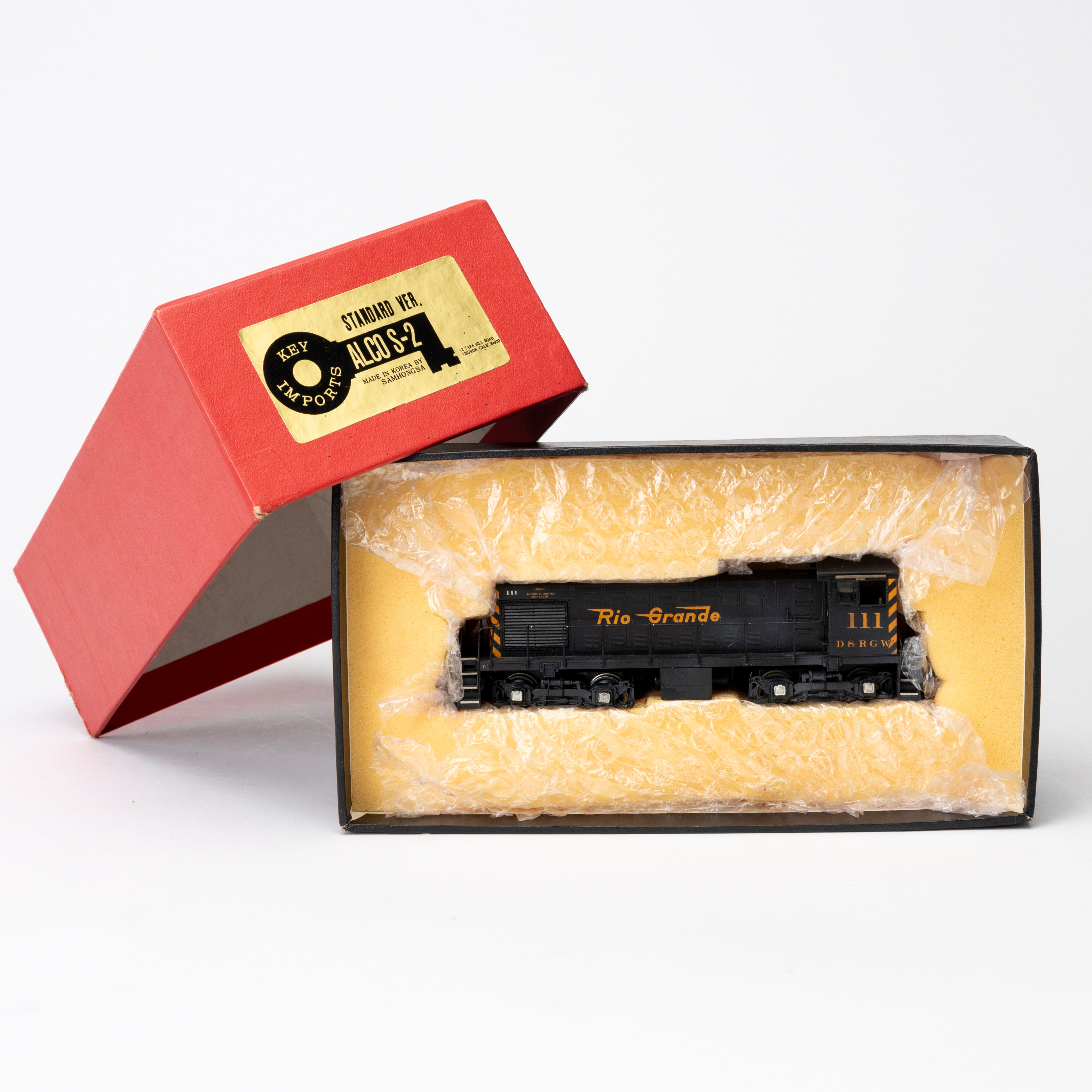 KEY IMPORTS ALCO S-2 , amerikanskt diesellok handgjord målad mässing made in Korea by Samhongsa. Originalförpackning.