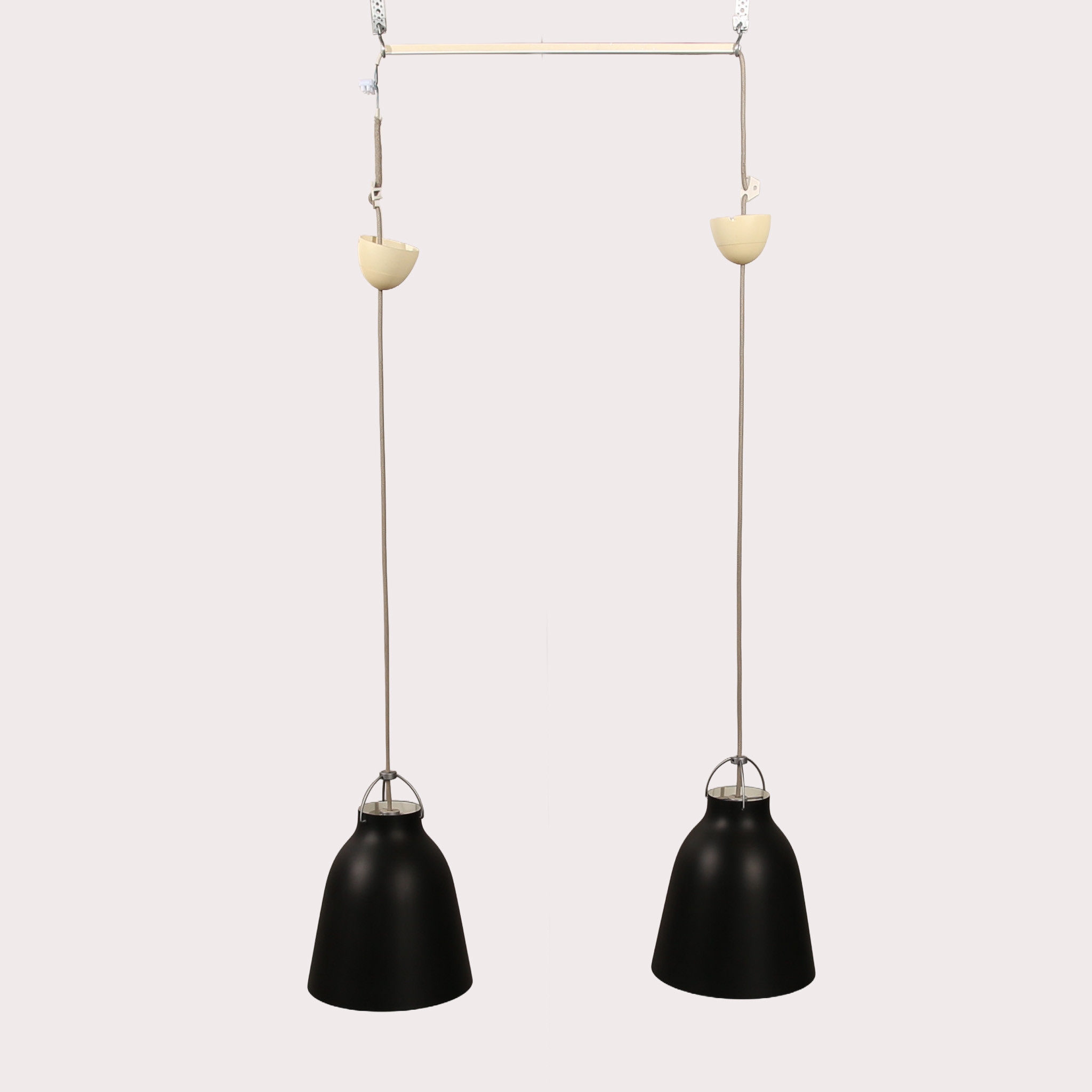 CECILE MANZ. Taklampor, "Caravaggio" Lightyears, Fritz Hansen, Danmark. Ett par på skena.