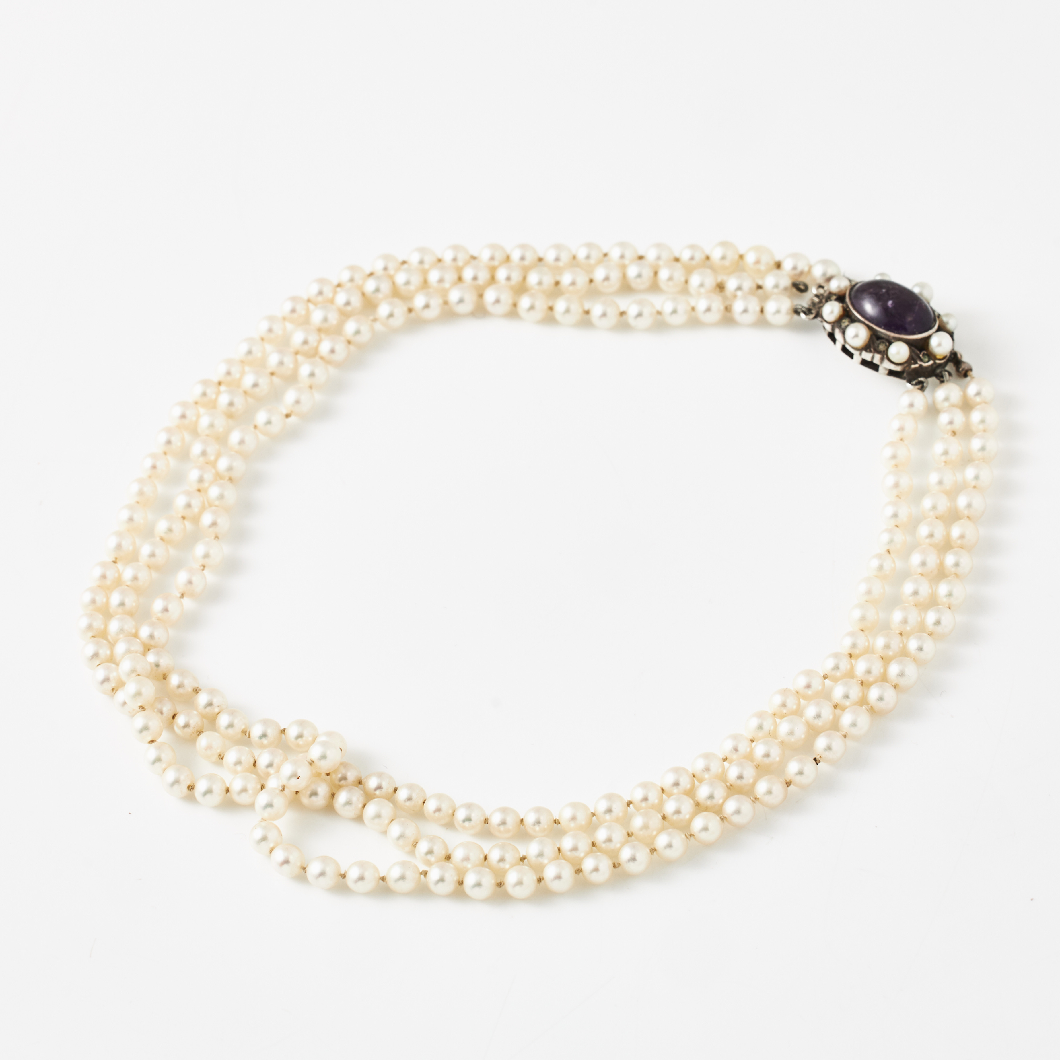 COLLIER, 3-radigt, odlade saltvattenspärlor ca 4,5-4,6 mm, lås, silver, cabochonslipad ametist med krans av dito pärlor.