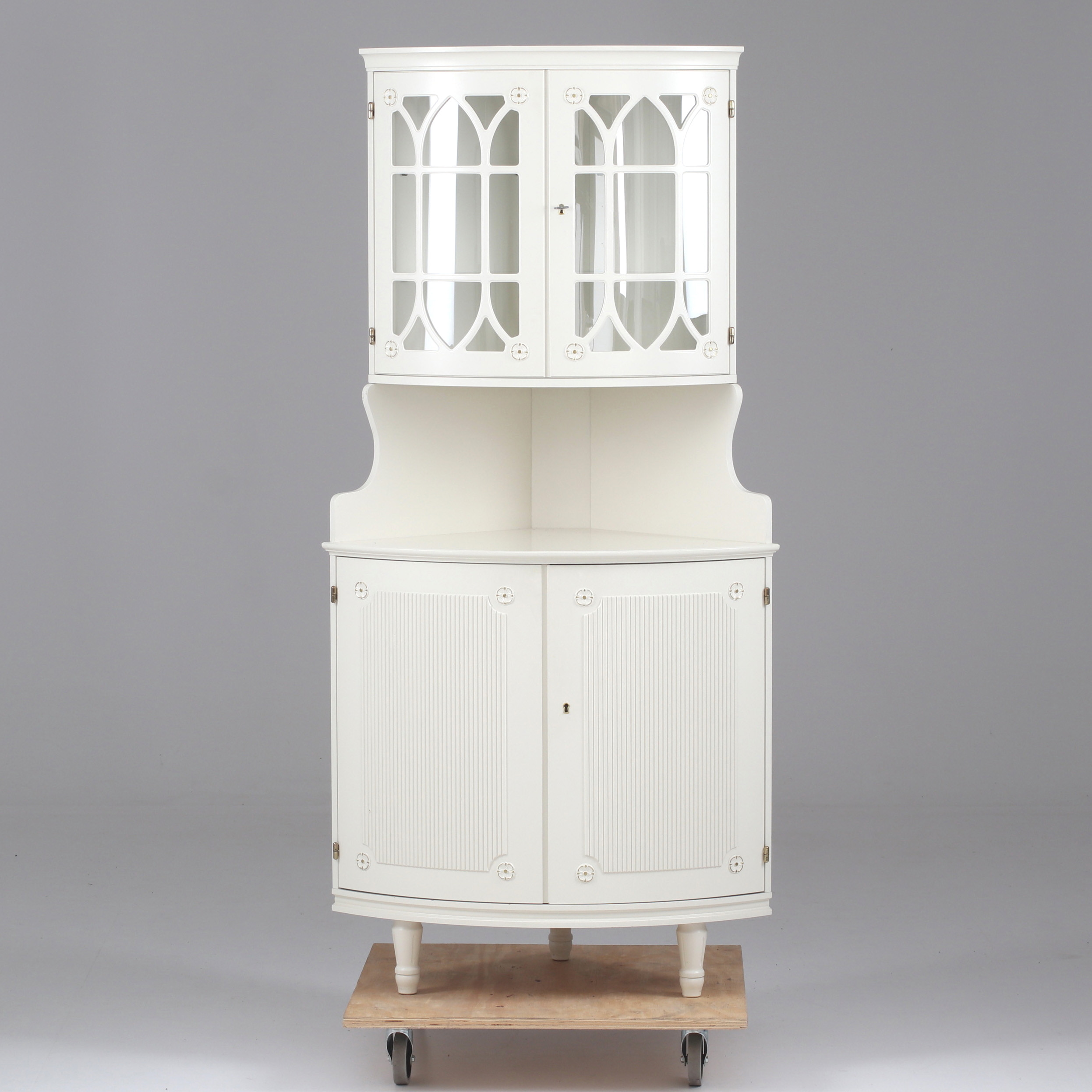 HÖRNSKÅP, Gustaviansk stil. 1900-tal.