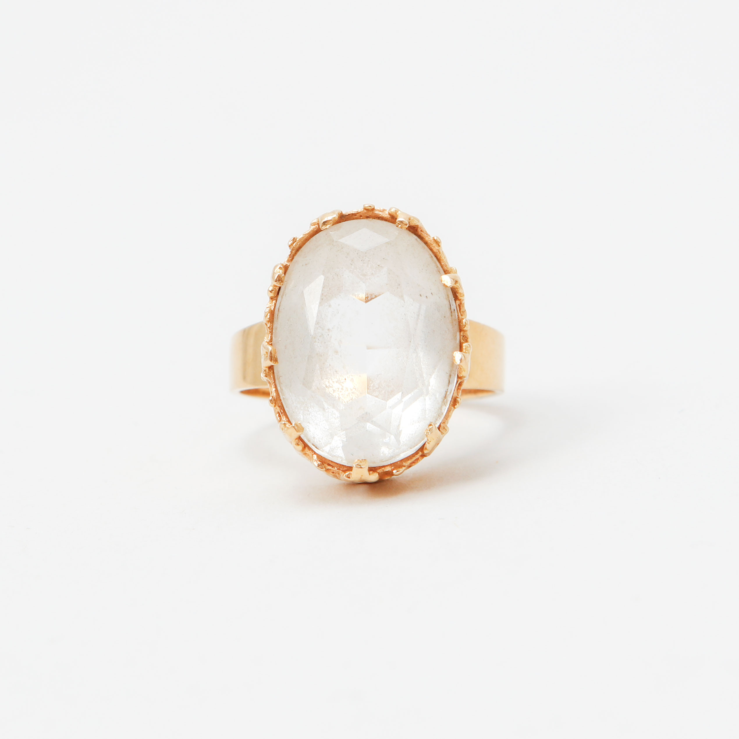 RING, 18k guld, ovalslipad bergkristall, Bengt Hallberg, Köping, 1975.