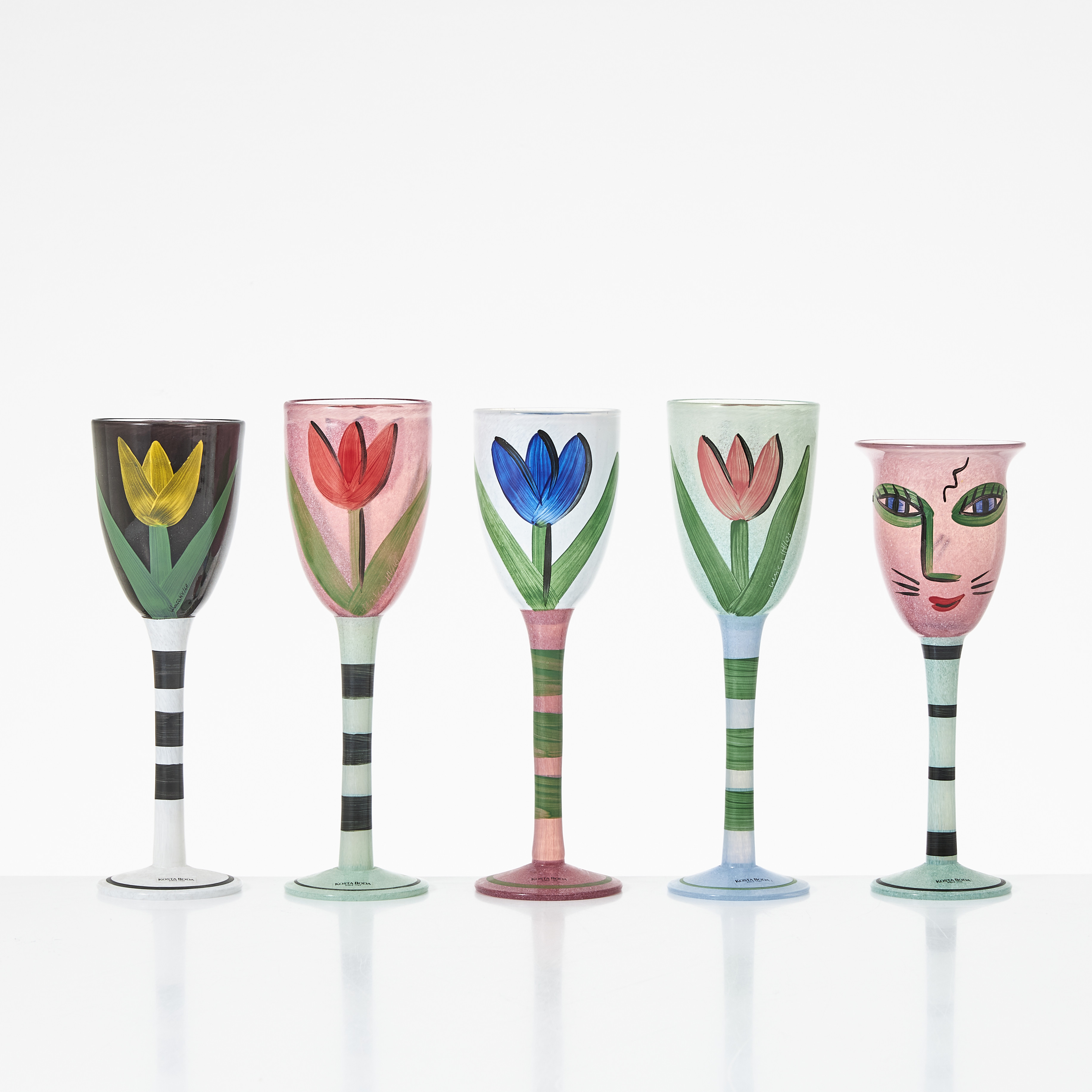 ULRICA HYDMAN-VALLIEN. "Tulipa", vinglas, 4 + 1 st., Kosta Boda, Artist Collection, signerade.