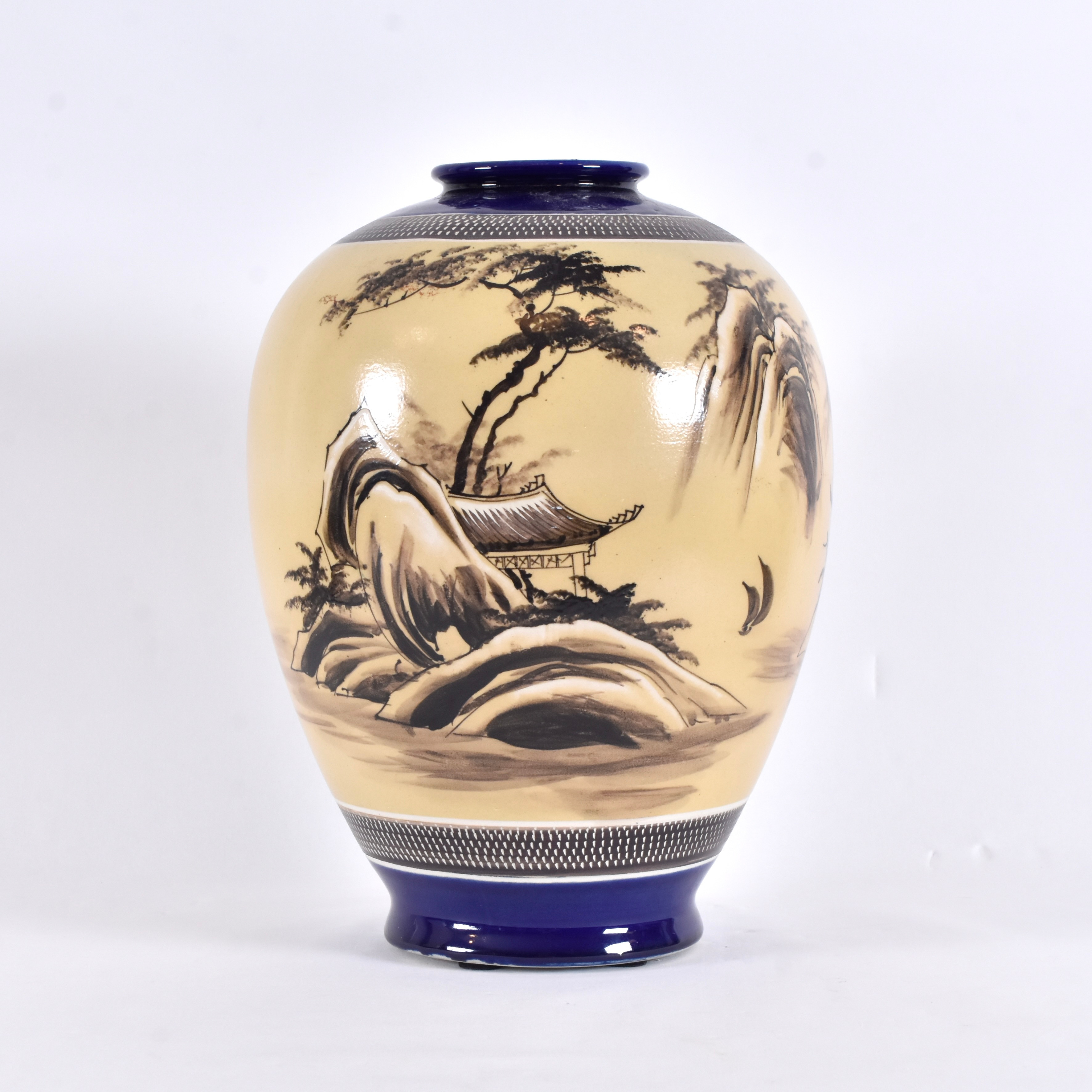 GOLVVAS, porslin, Kina, 1900-talets 2 hälft.