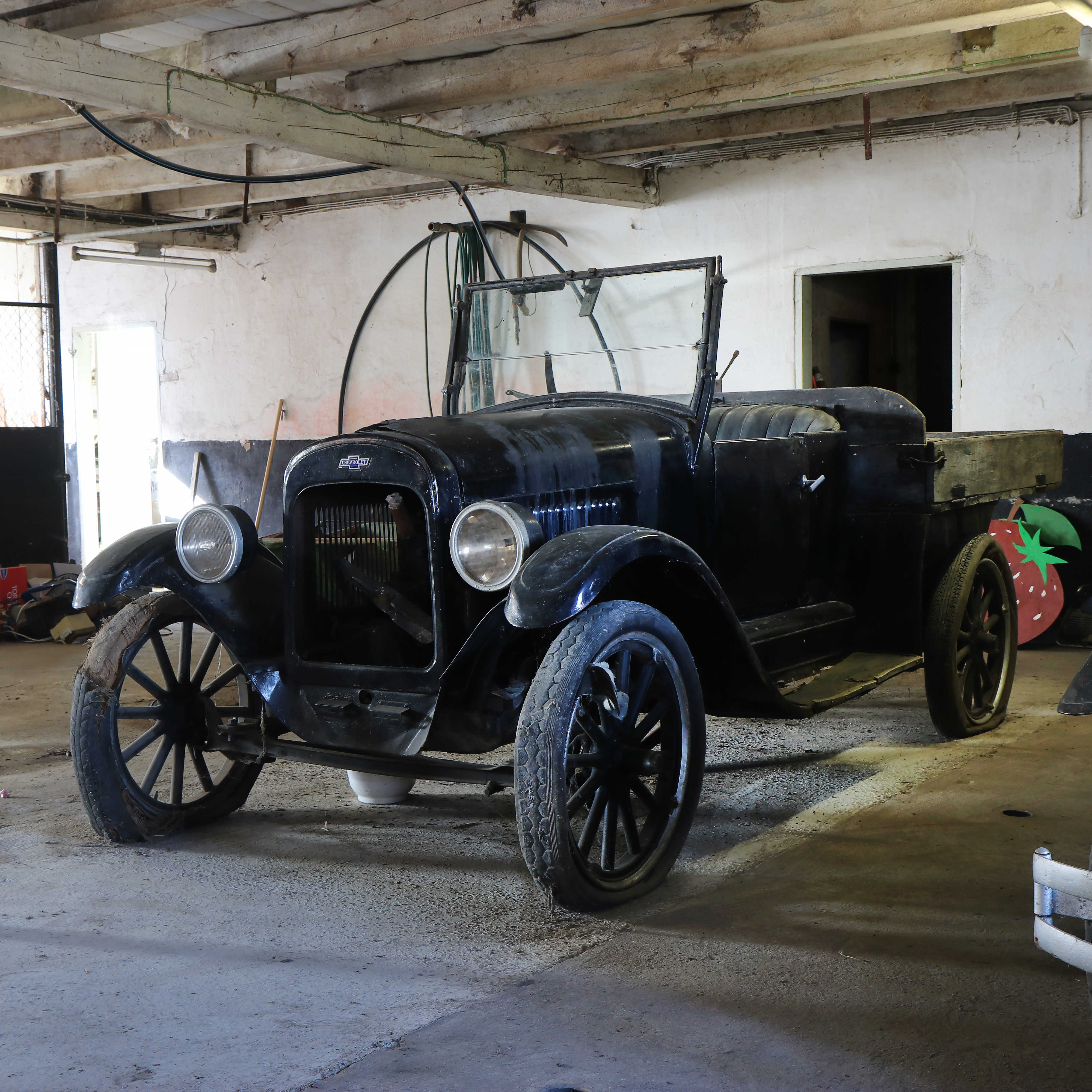CHEVROLET 720 SUPERIOR. Ombyggd till lastbil. 1923-års modell. Ursprungligen en öppen touringmodell.