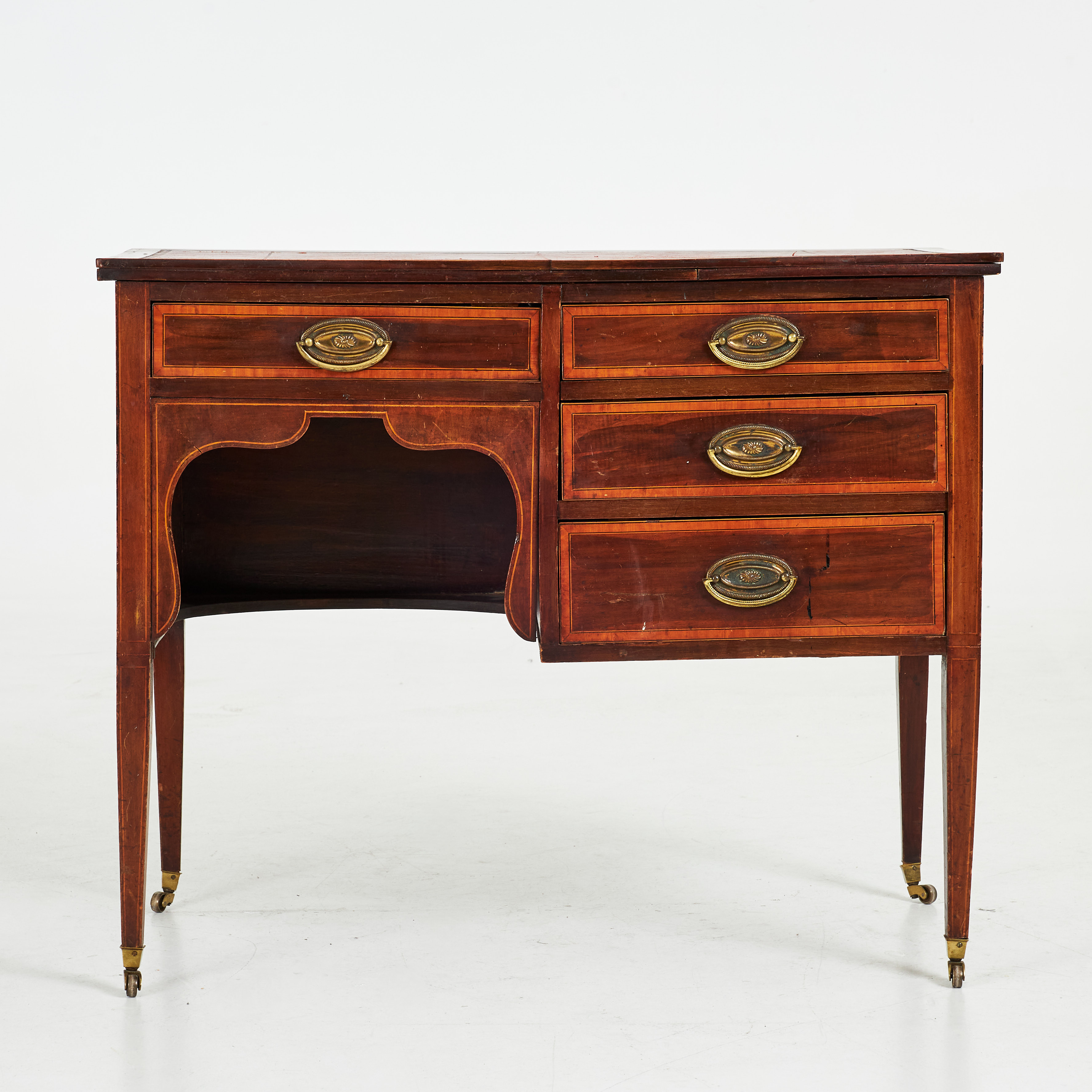 SKRIVBORD. 1900-talets första hälft, fanérat i mahogny, topp med infällt infärgat skinn, präglade detaljer, draglådor i sarg.