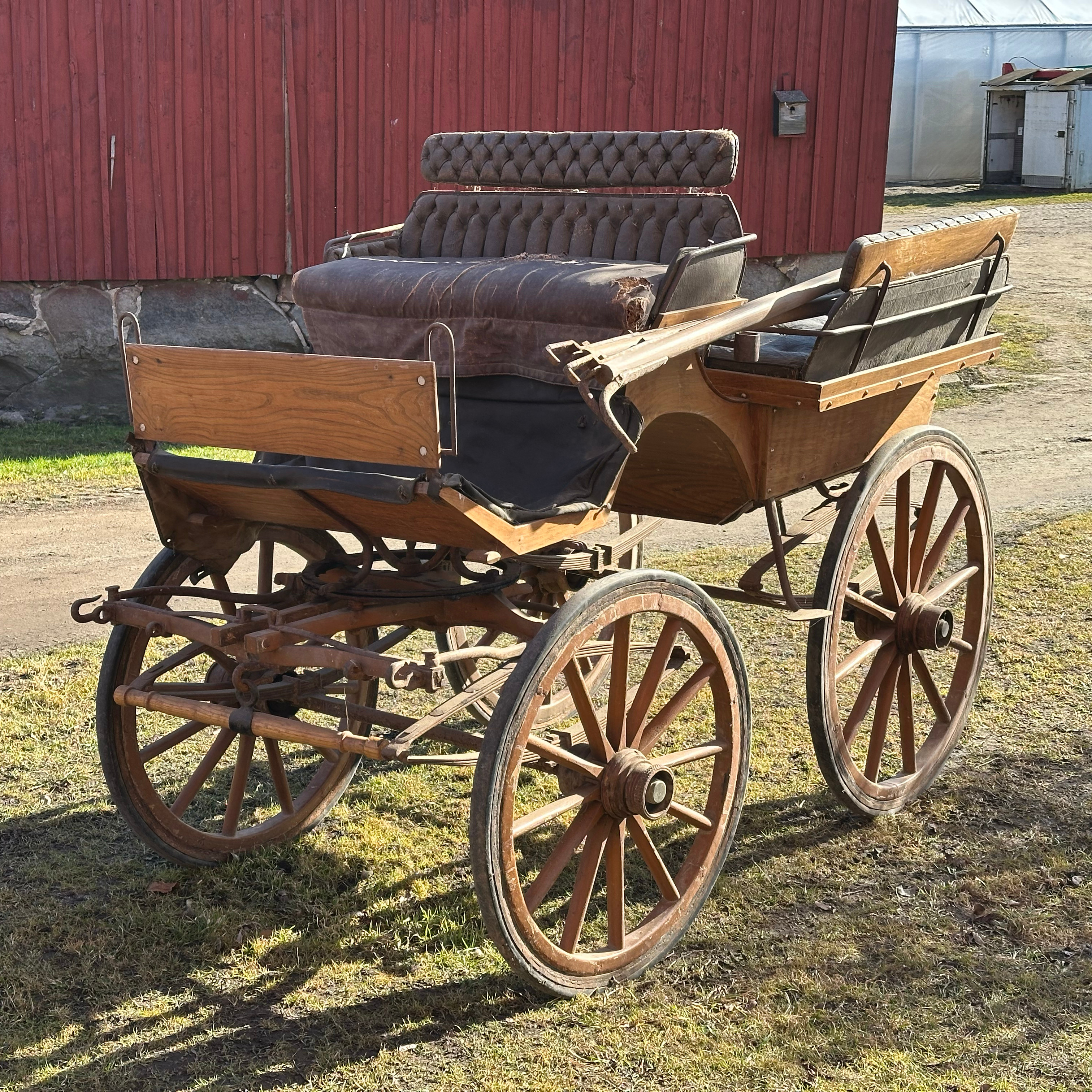 ÅKVAGN. Trä och smide med gummiklädda hjul.