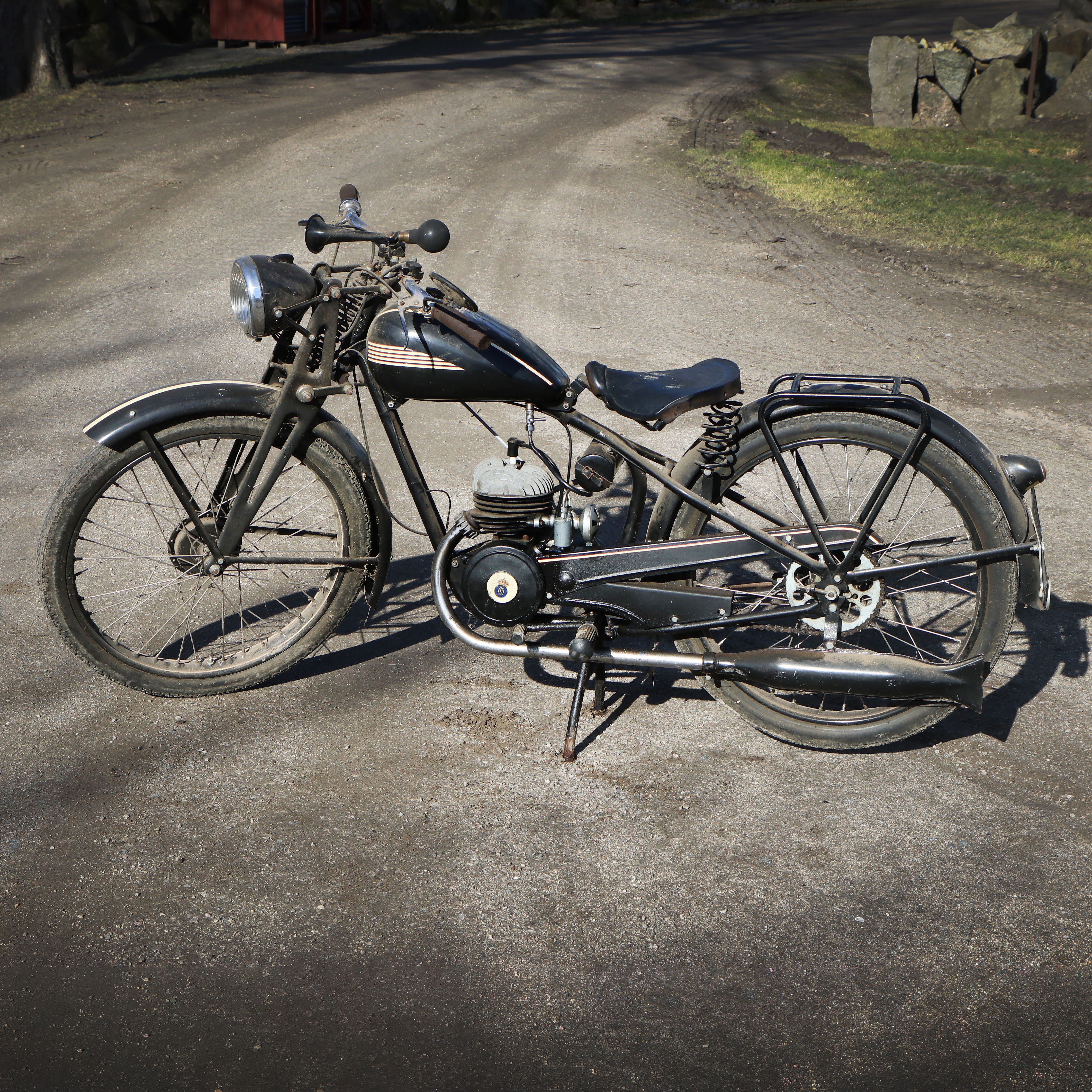 HUSQVARNA, LÄTT MOTORCYKEL. Modell 24, s.k. "Svartqvarna". 1946-års modell.
