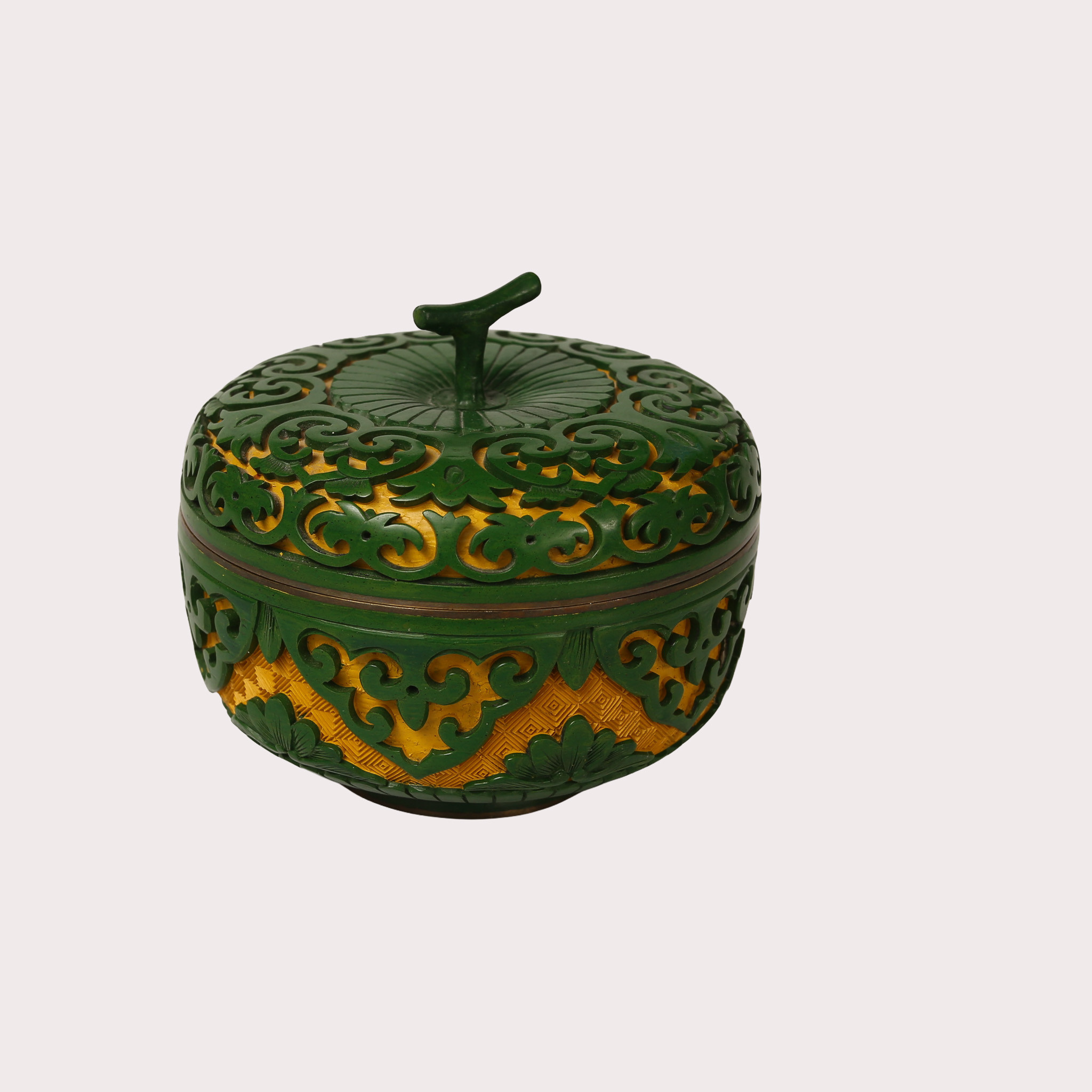 DOSA, kärna av mässing, med grön och gul skuren yta. Kina, Folkrepublik (1949-).