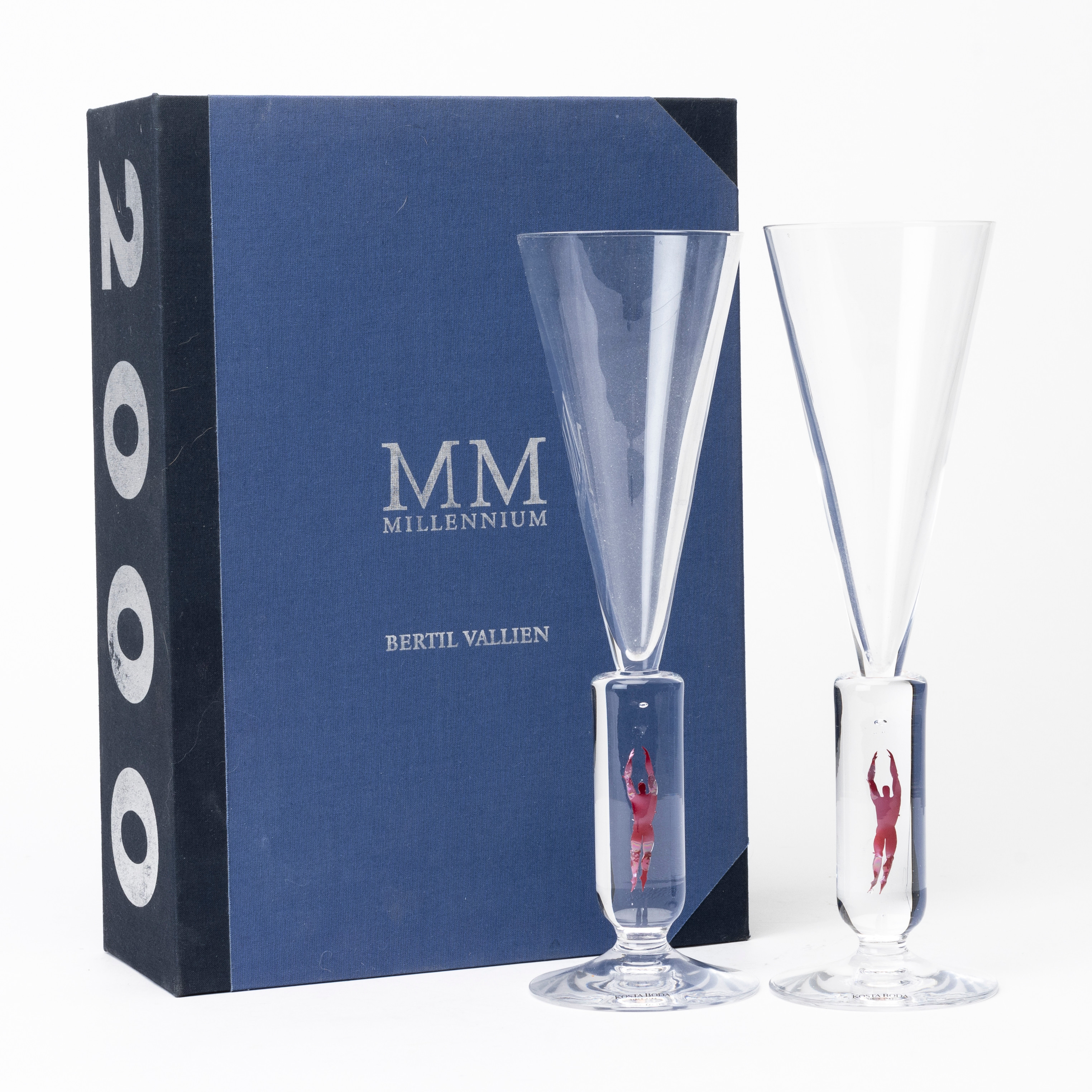 BERTIL VALLIEN. Champagneglas, ett par, glas, "Millenium", signerade, etikettmärkta, formgivna 2000, Kosta Boda.