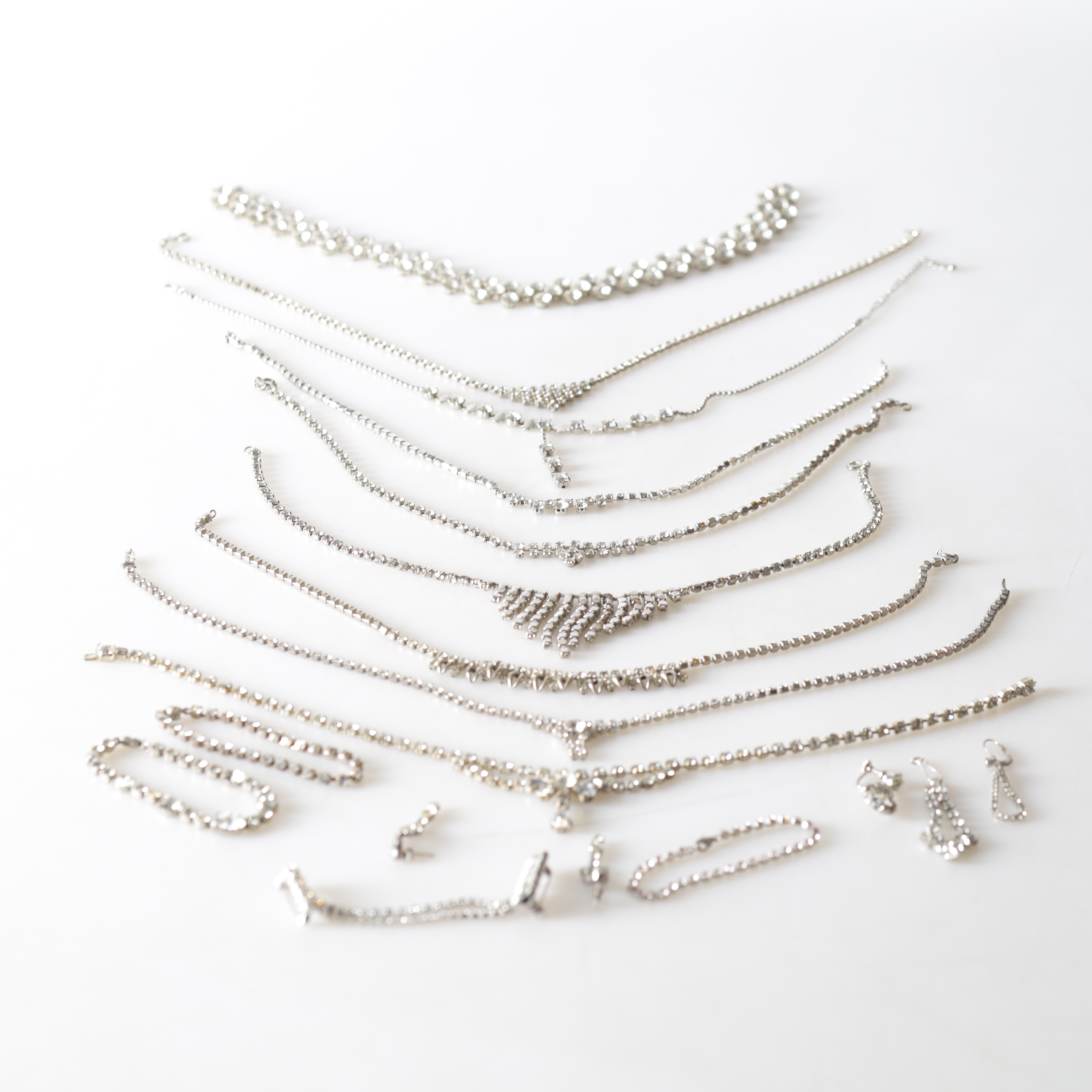 BIJOUTERIER, 18 delar, metall och glas/sten, strass, 19/2000-tal.