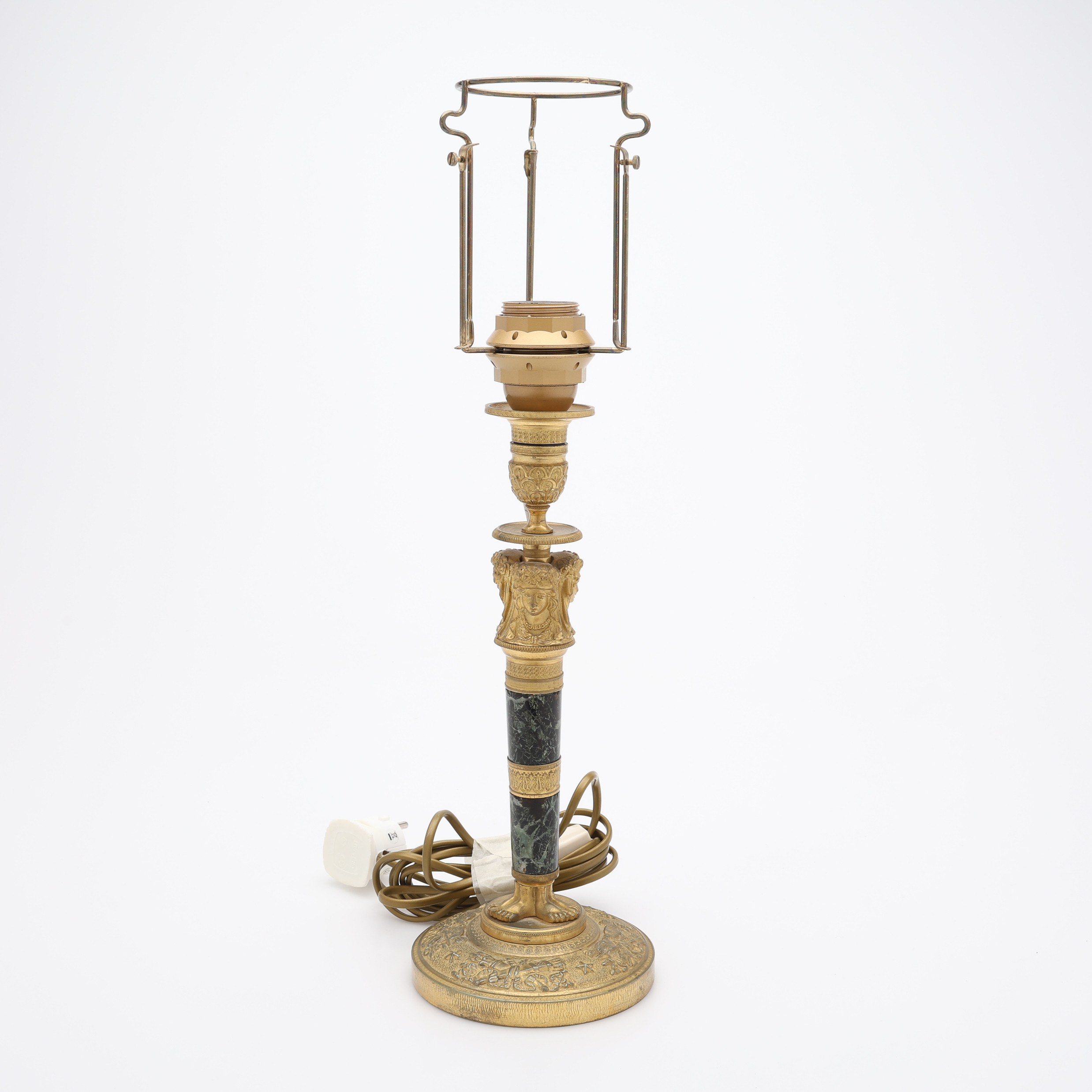 BORDSLAMPA, omarbetad ljusstake i directoire-stil, 1800-talets andra hälft, kallförgylld brons och serpentisten.