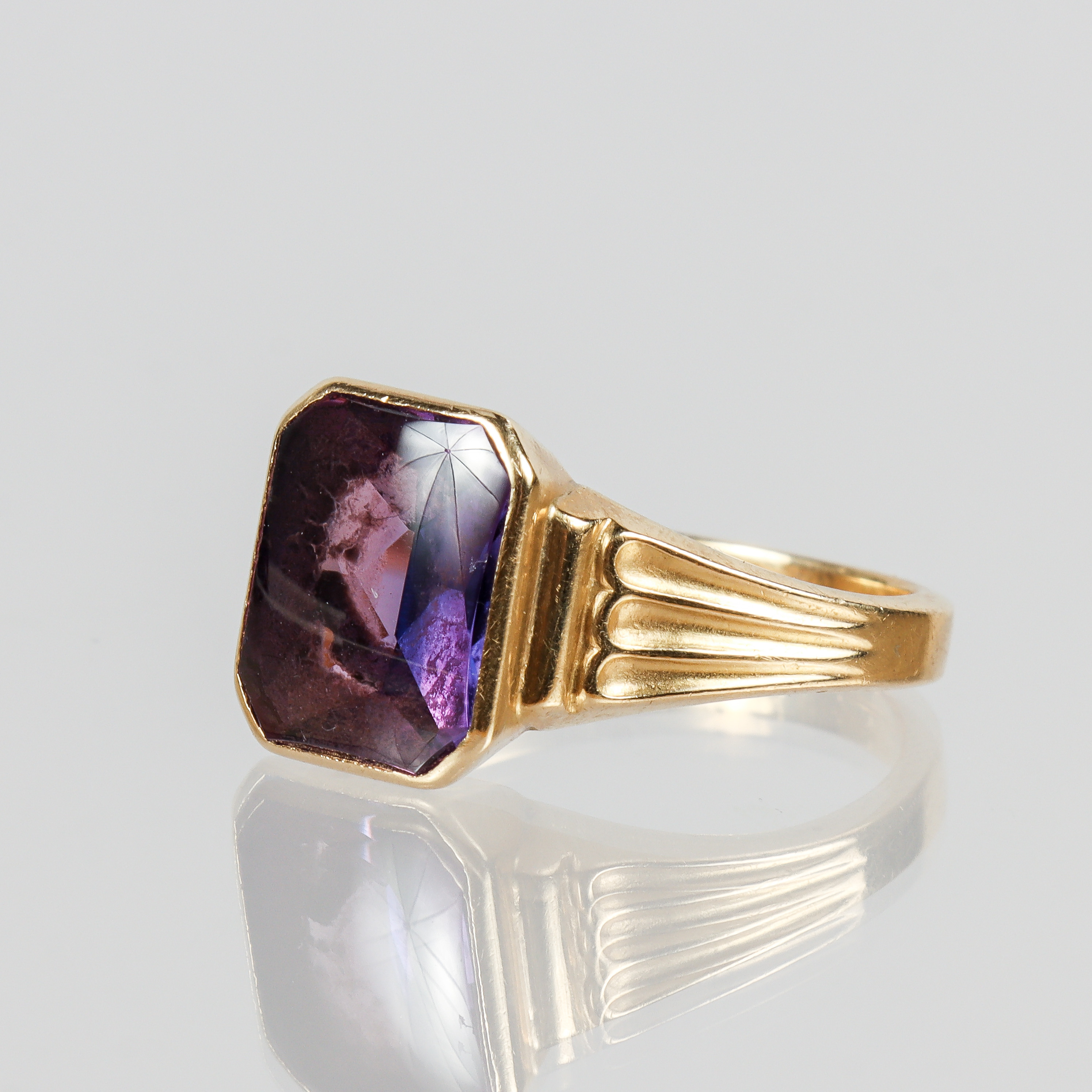 RING 18k guld med planslipad ametist.