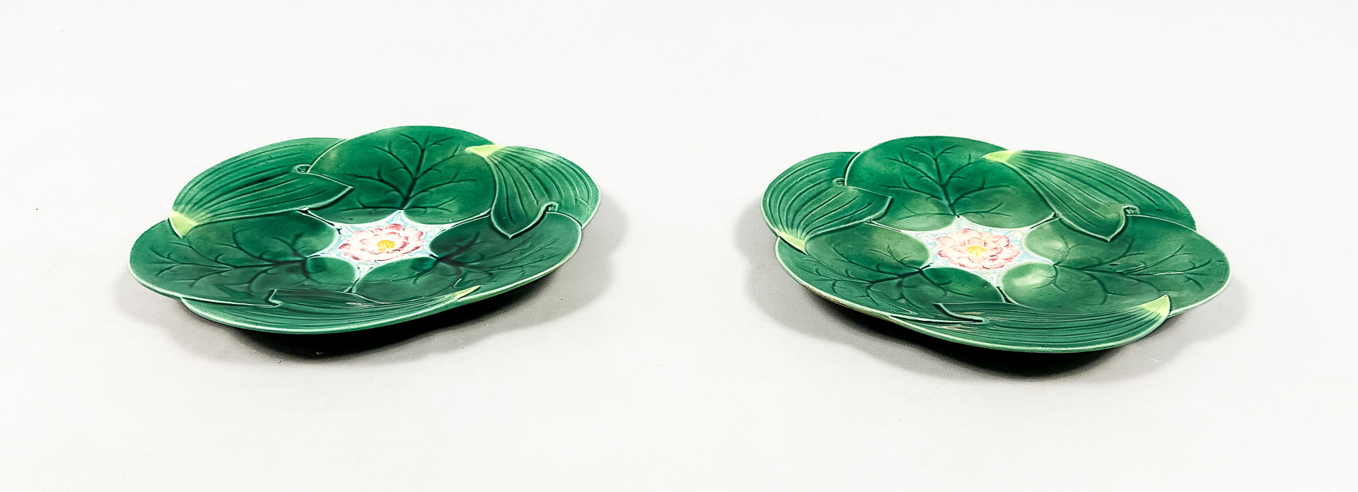 GEORGE JONES. FAT, 2 st, Porslin, Majolica, Lotusblomma, Staffordshire, England.