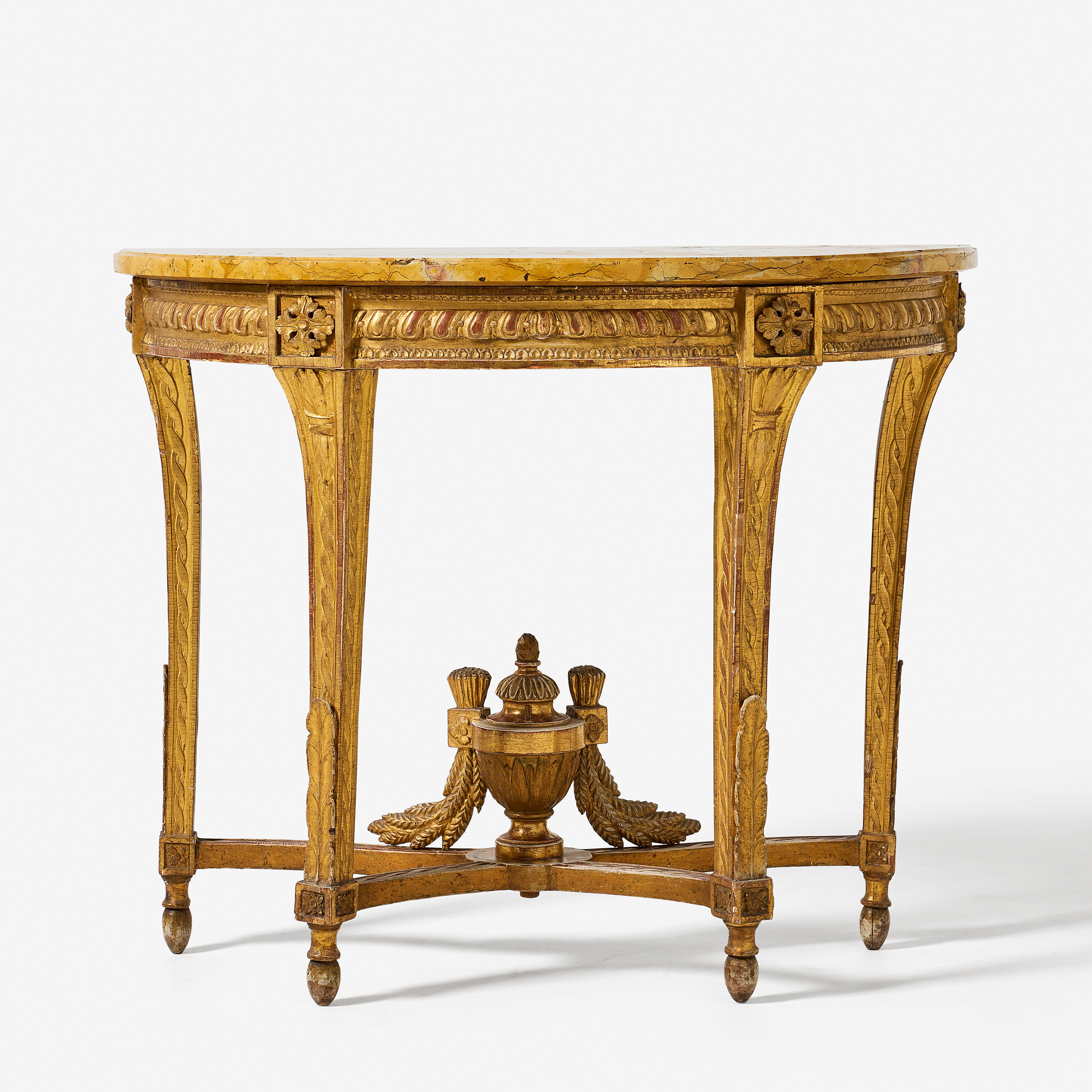 KONSOLBORD, gustavianskt stockholmsarbete, 1700-talets andra hälft, träskuren dekor, förgyllt med polerat guld och slagmetall.