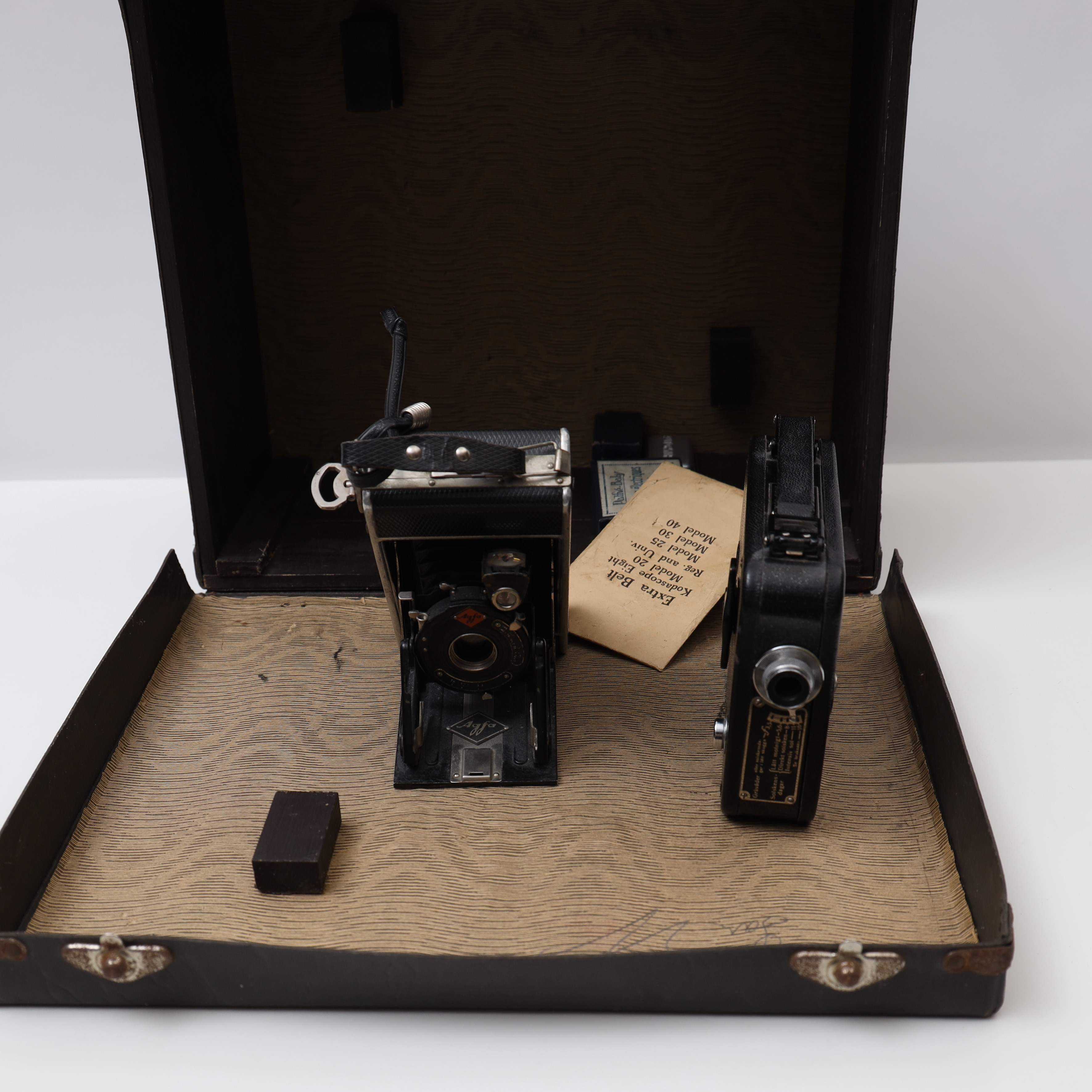 KAMEROR 2ST, samt låda, Bälgkamera Agfa samt Ciné-kodak Eight.