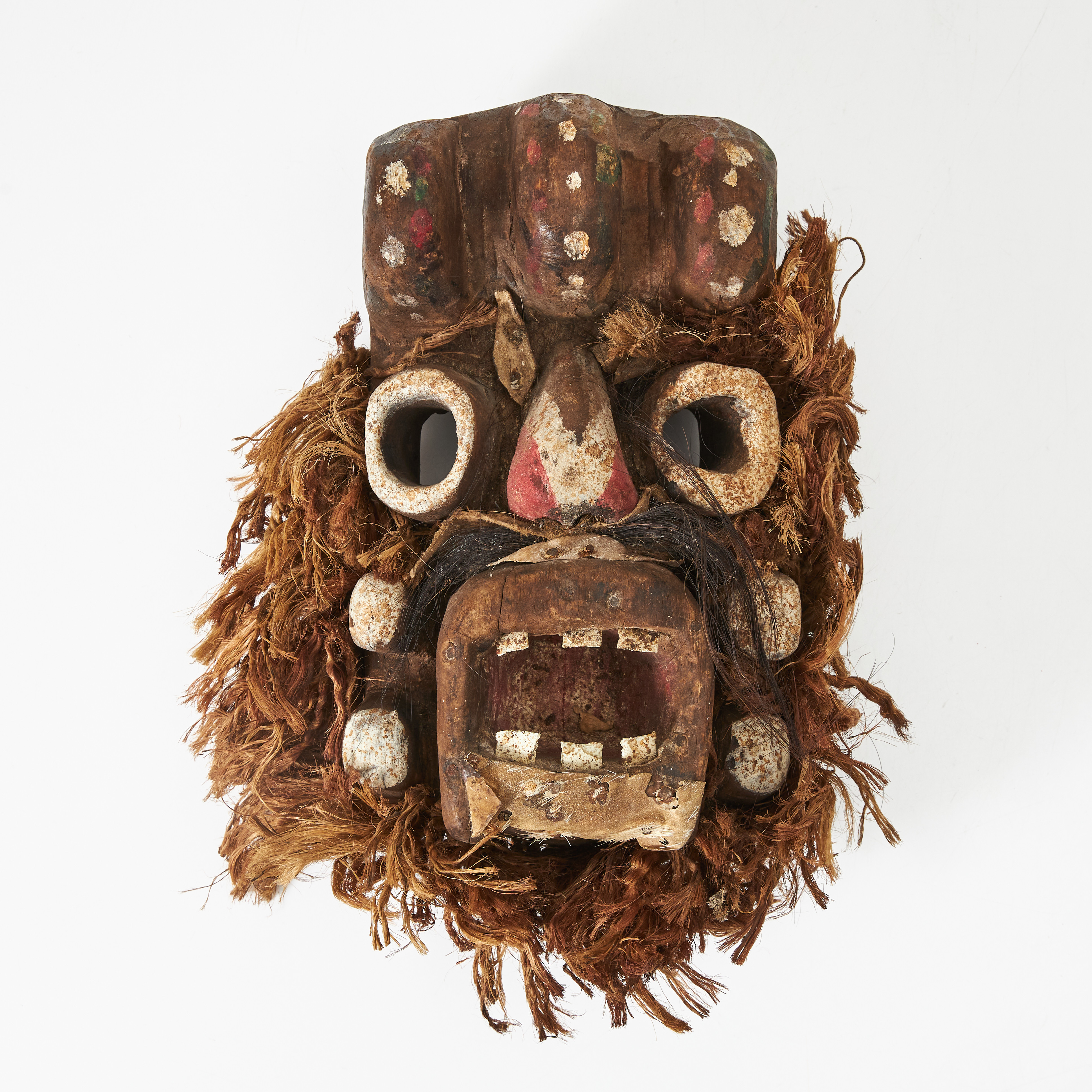 DANSMASK, Dan folket, Elfenbenskusten eller Liberia, 1900-talets första hälft, masken skuren i trä, med detaljer i metall och bast.