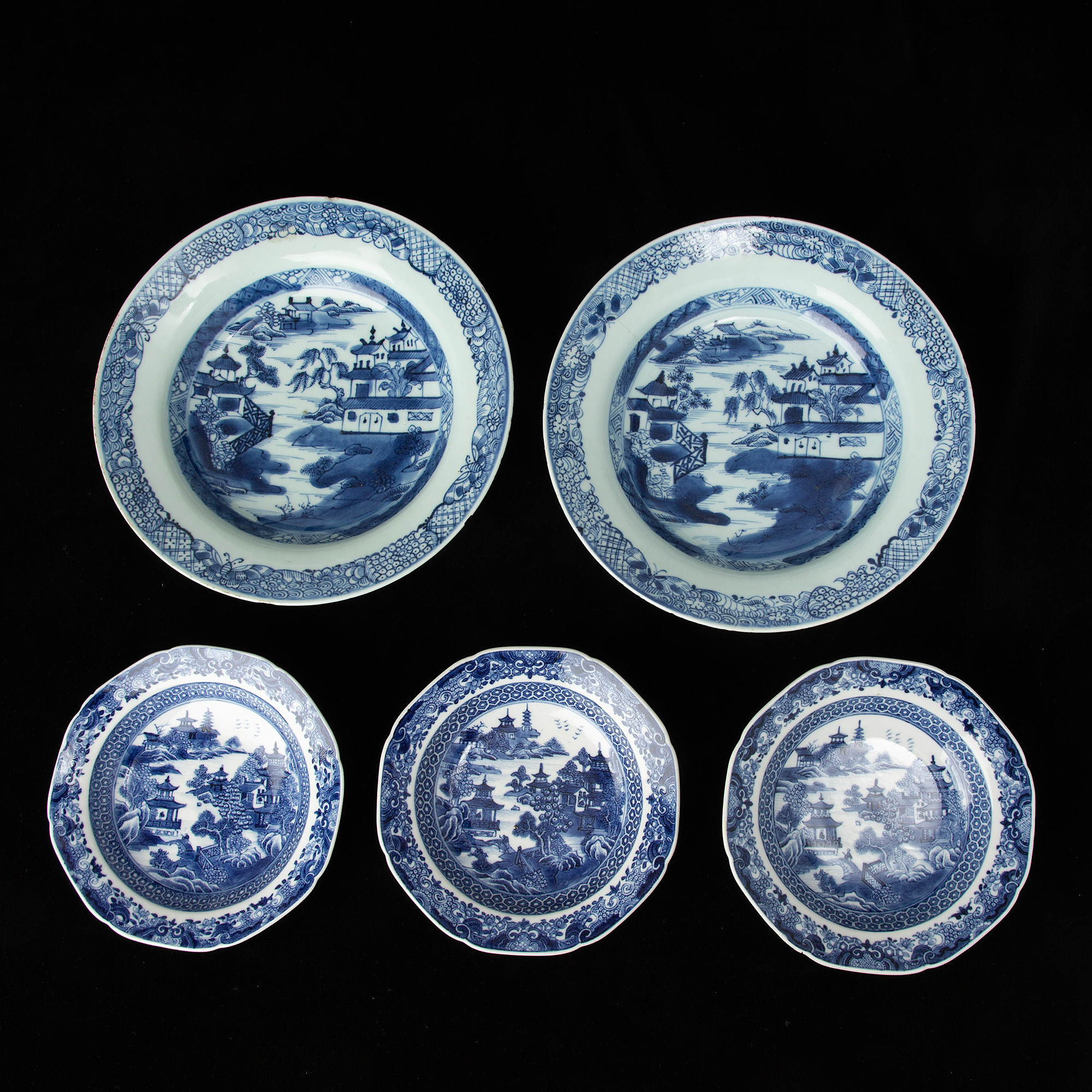 DJUPA TALLRIKAR samt BÄRTALLRIKAR, 2+3 st, porslin, Kina, 1700-tal.