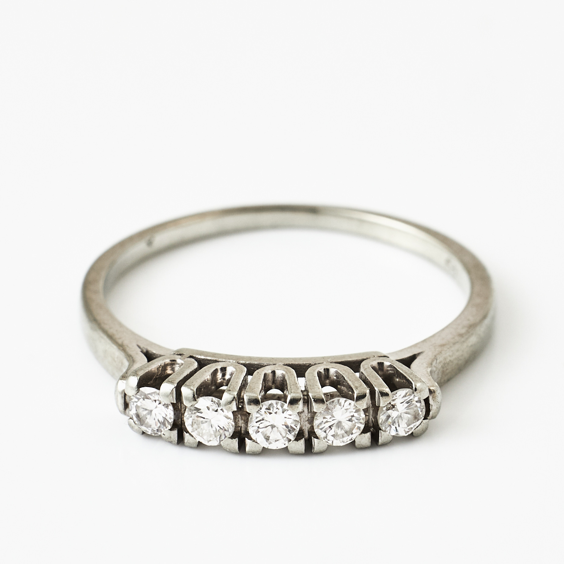 RING, 18 k vitguld, 5 briljanter totalt 0,25 ct, enligt gravyr, svensk kontrollstämpel.