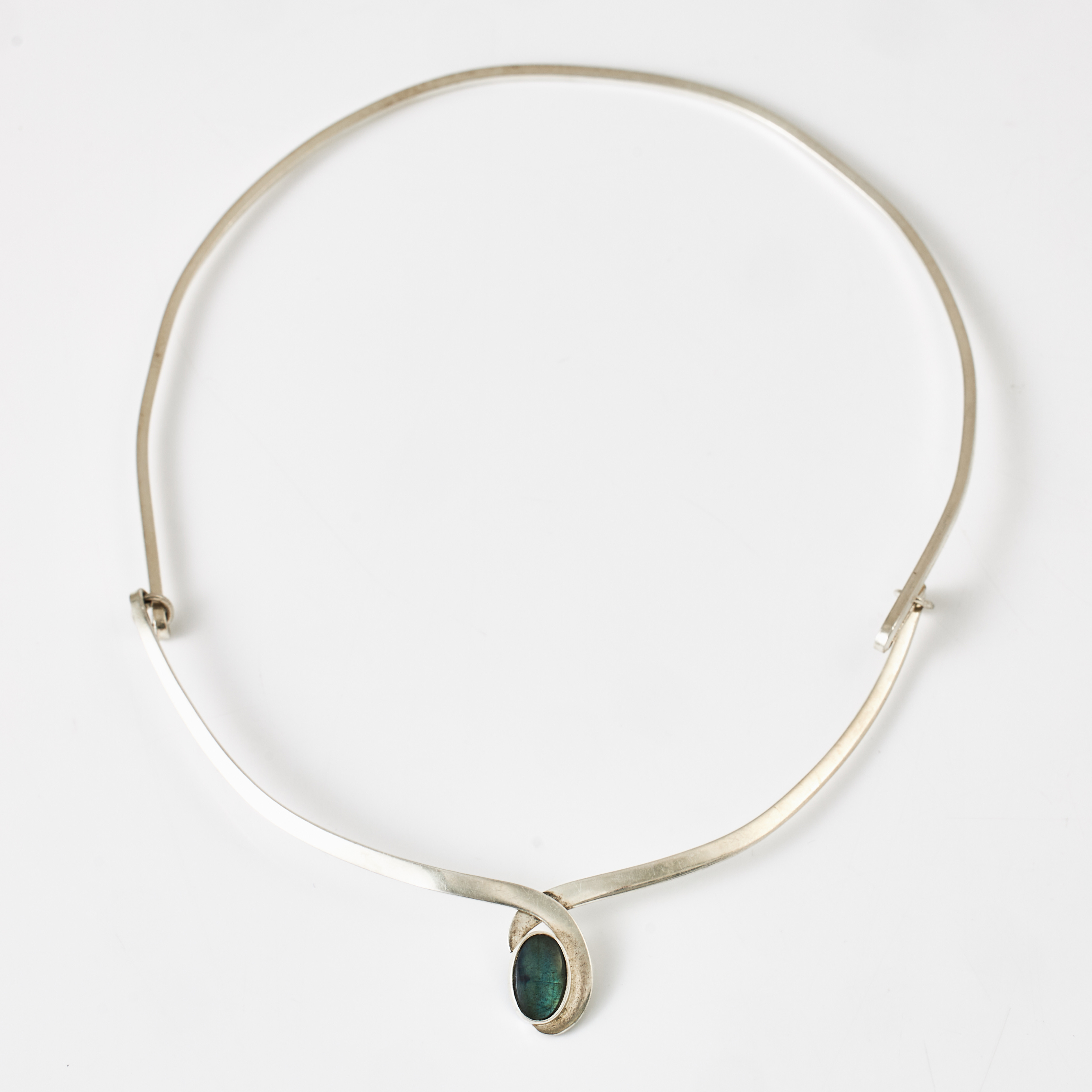 KALEVALA KORU, halsring, sterlingsilver, mittparti med dekor av cabochonslipad spektrolit, Finland 1999.