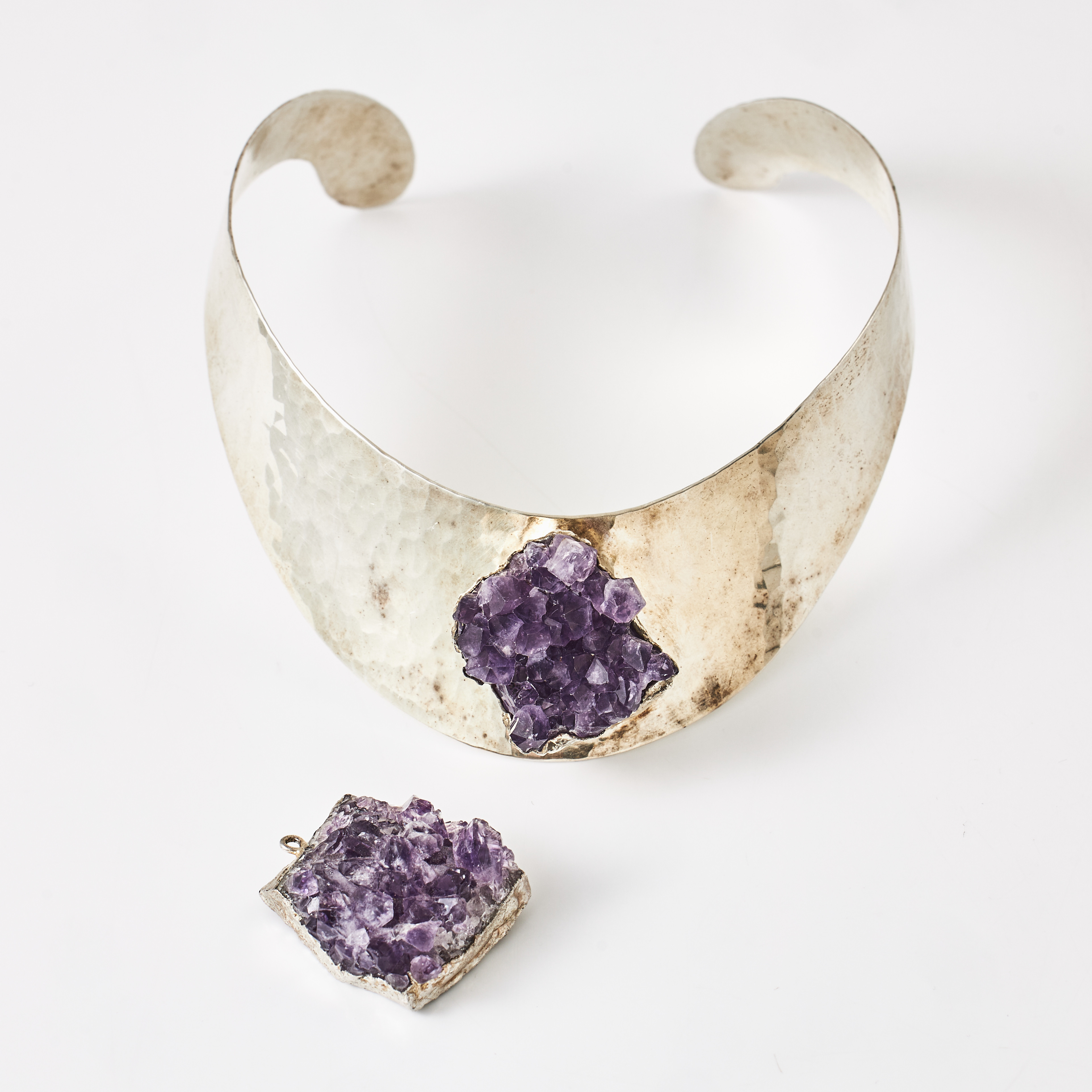 JACOB HULL, halsring, försilvrad metall, hamrad dekor, framtill med dekor av råametist, brutalistisk stil, 1970-tal, för Buch & Deichmann, Denmark, HÄNGE, ametistkluster, ej stämplat men i likadant utförande.