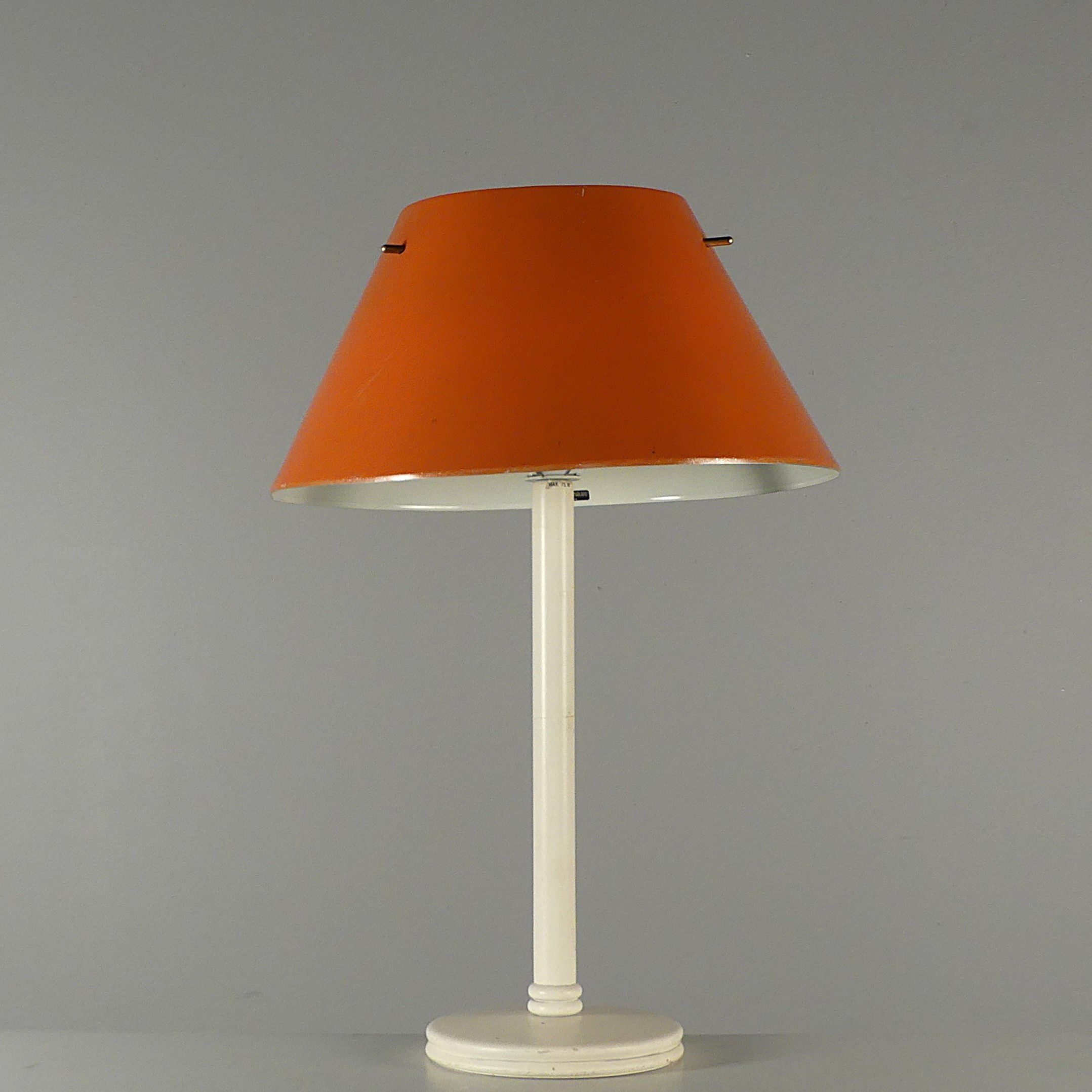 HANS-AGNE JAKOBSSON. bordslampa, plåt och trä, Markaryd 1970-tal.