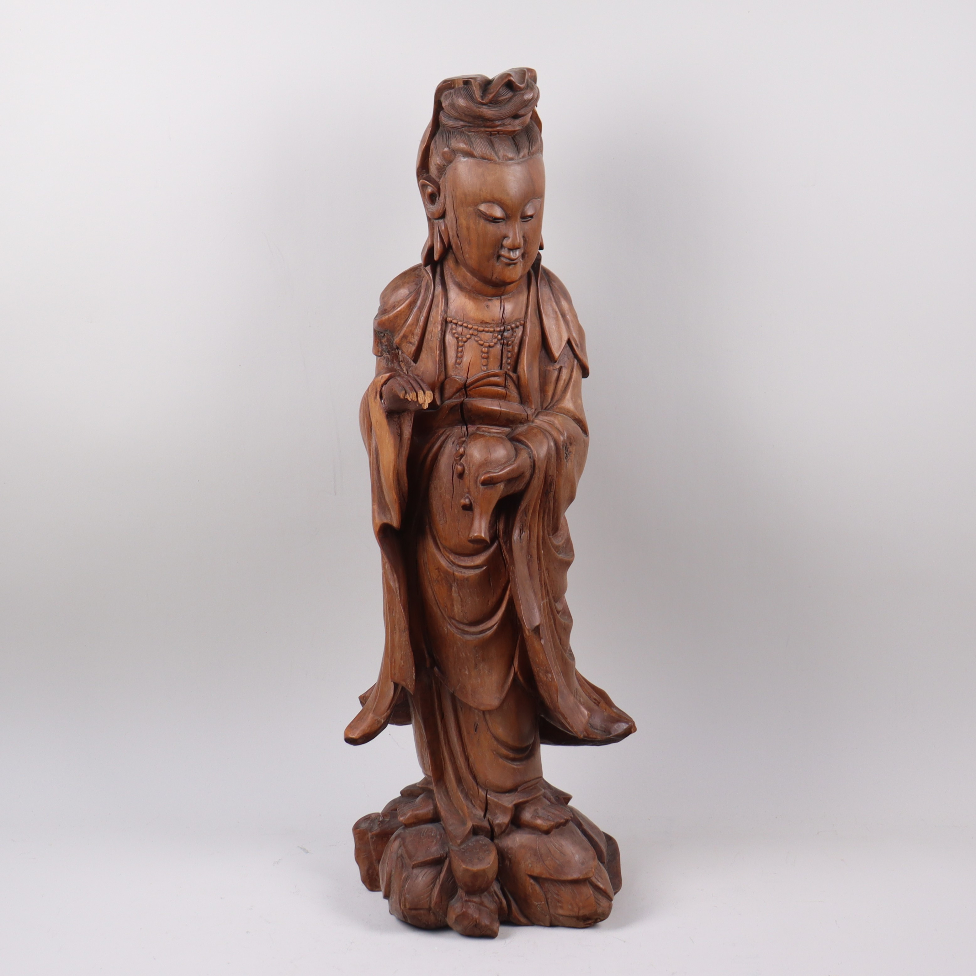 SKULPTUR i trä, Kina, Bodhisattva Guyanyin (barmhärtighetens gudinna), 1900-tal.