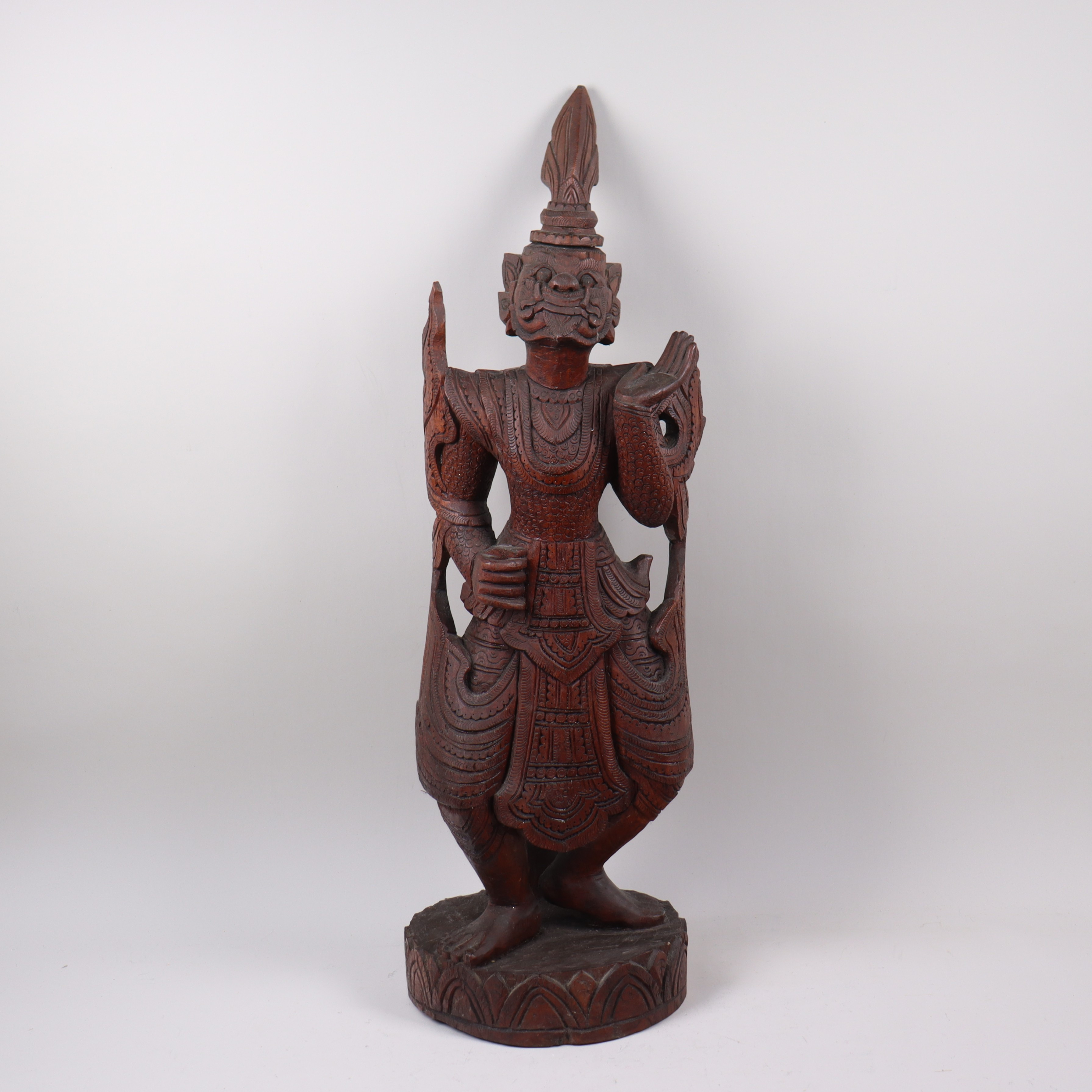 SKULPTUR i trä, Burma / Thailand, tempelväktare, 1900-tal.