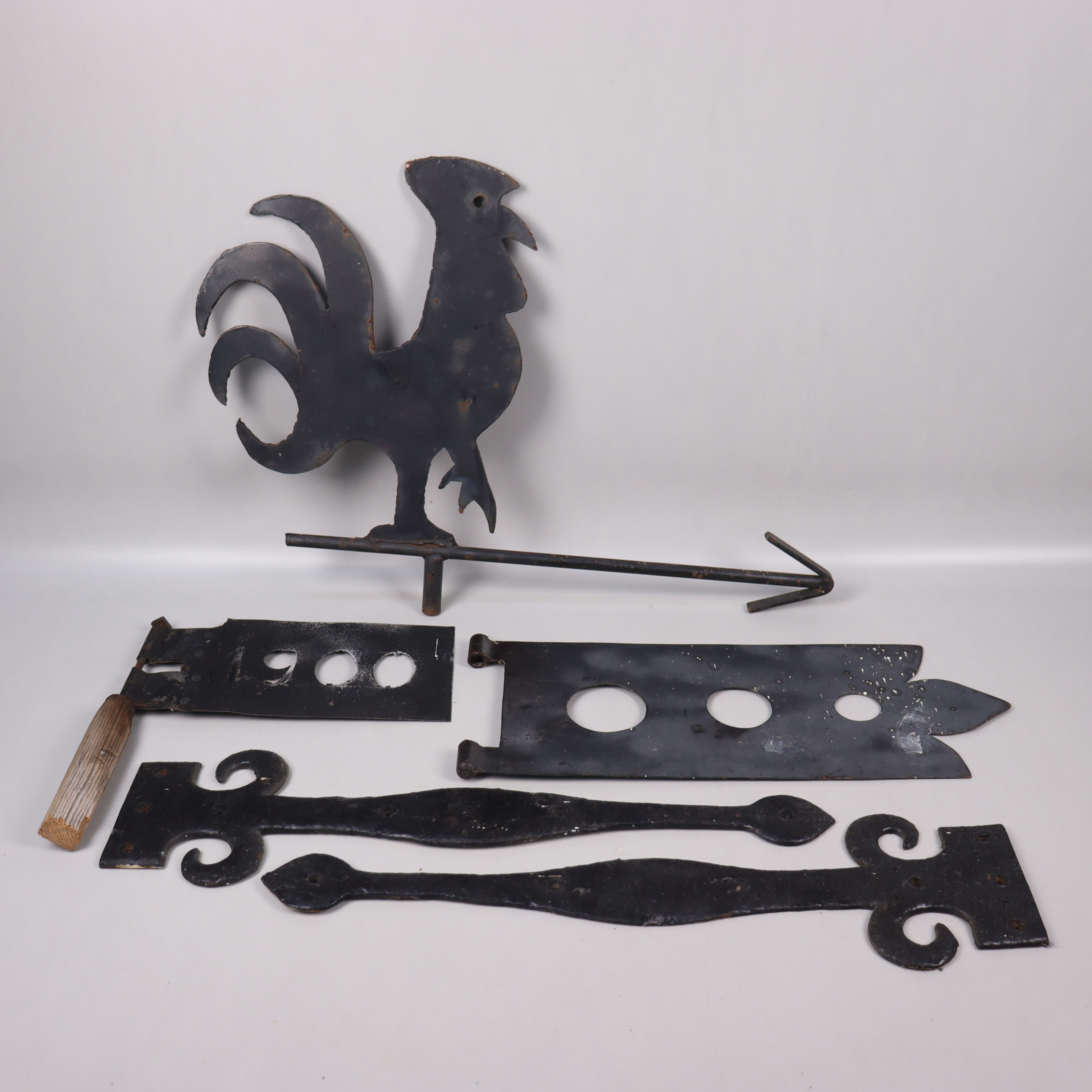 VINDFLÖJLAR samt dörrdekoration, 5 delar.