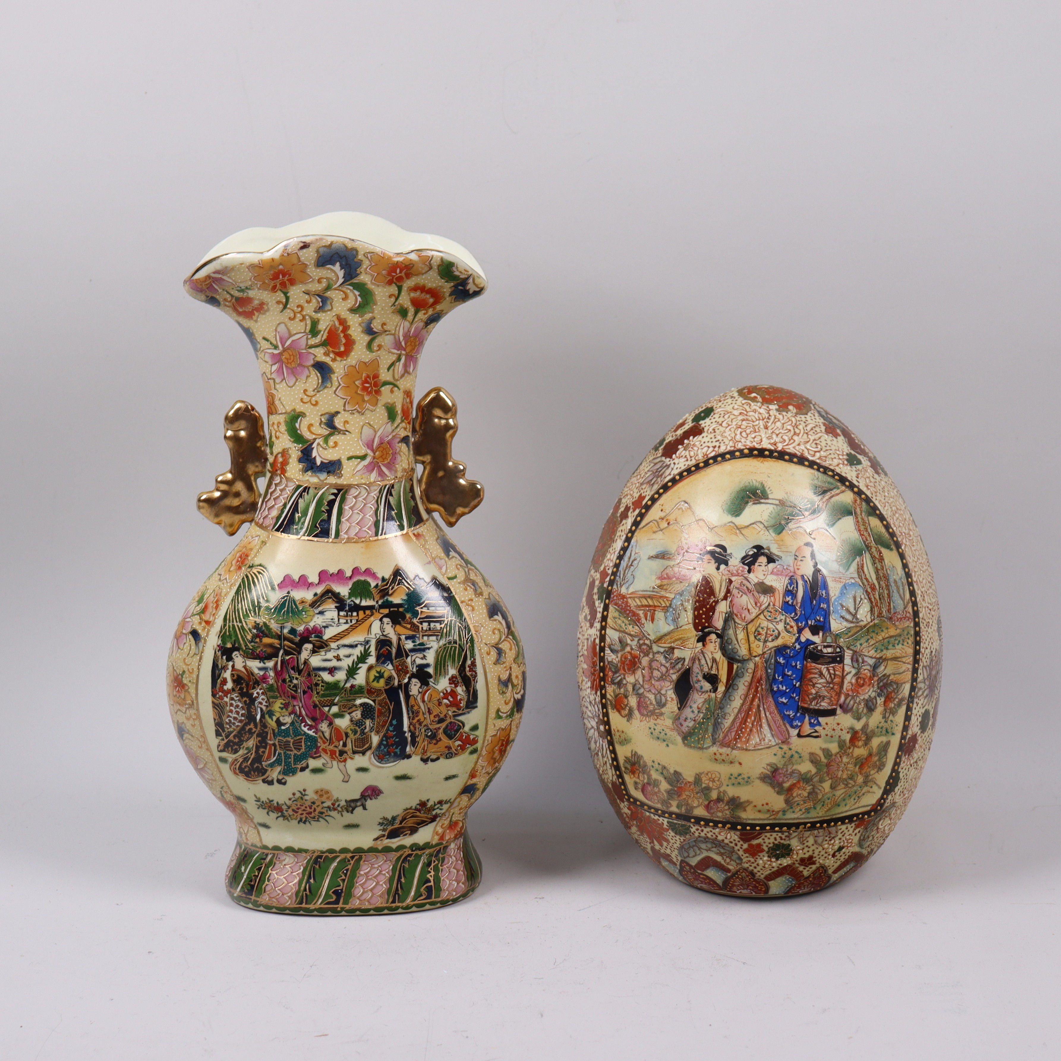 VAS OCH ÄGG, Satsuma-keramik, Japan, 2 delar.