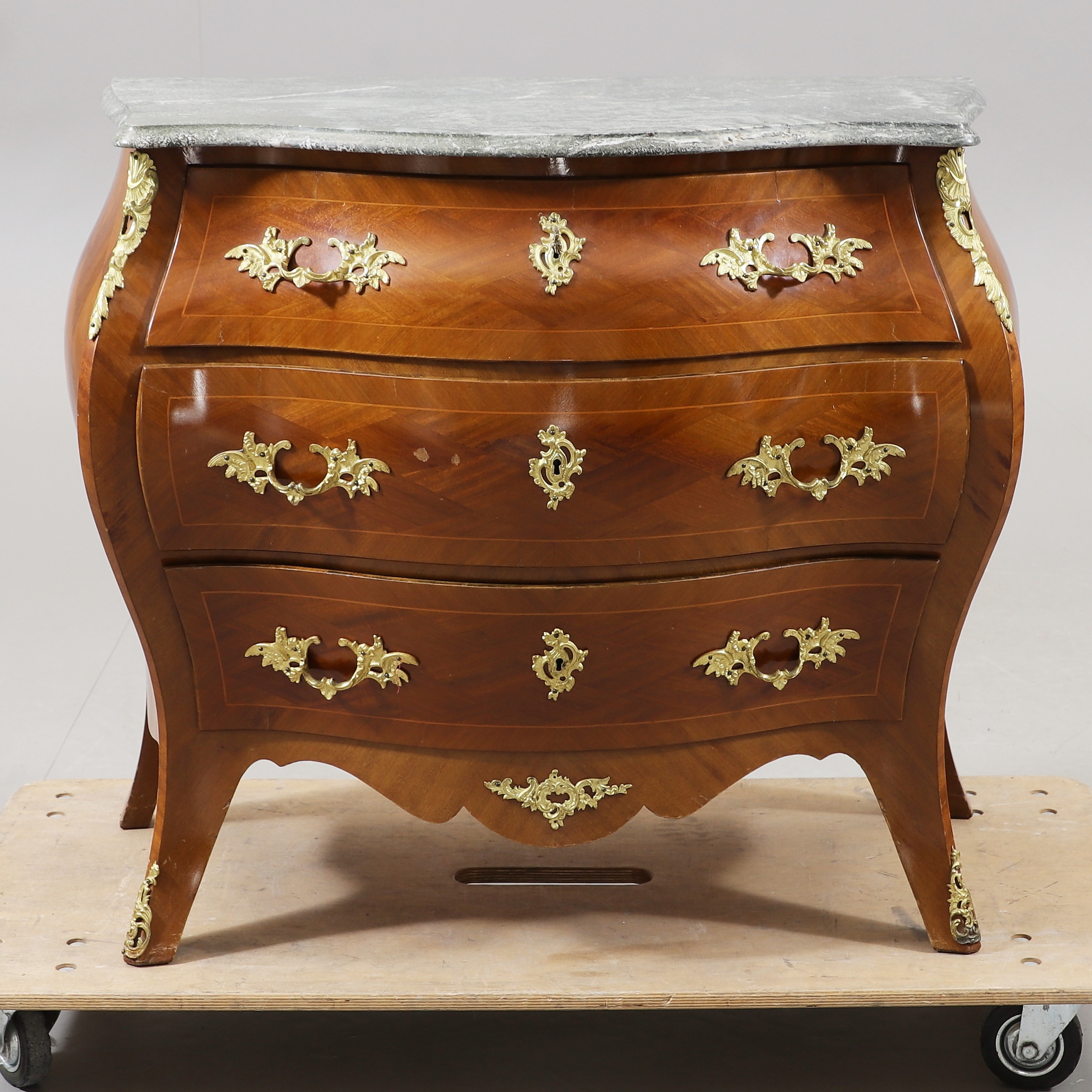 BYRÅ med stenskiva, rokokostil, 1900-talets första hälft.