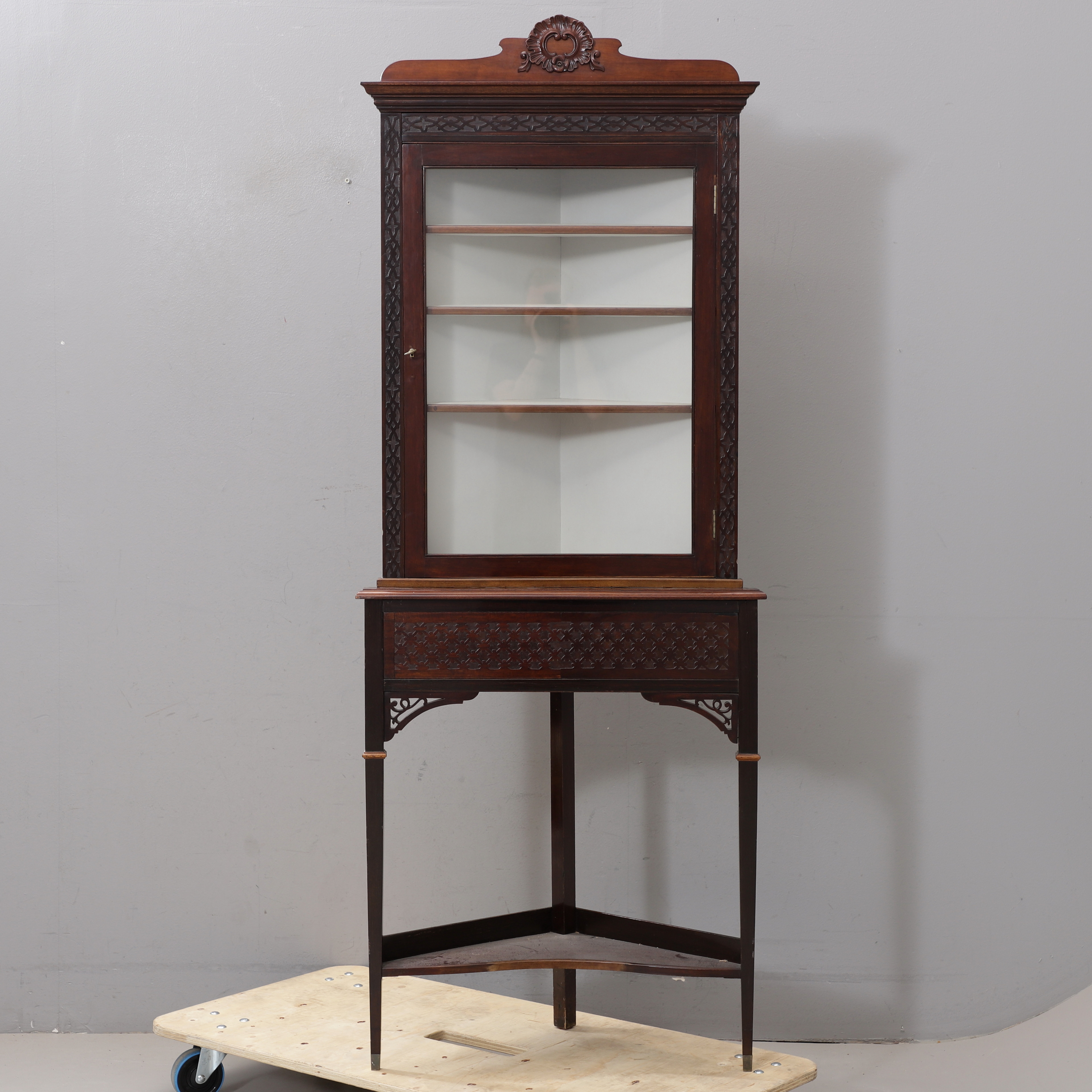 HÖRNSKÅP med vitrin, Italien, 1800-talets andra hälft.