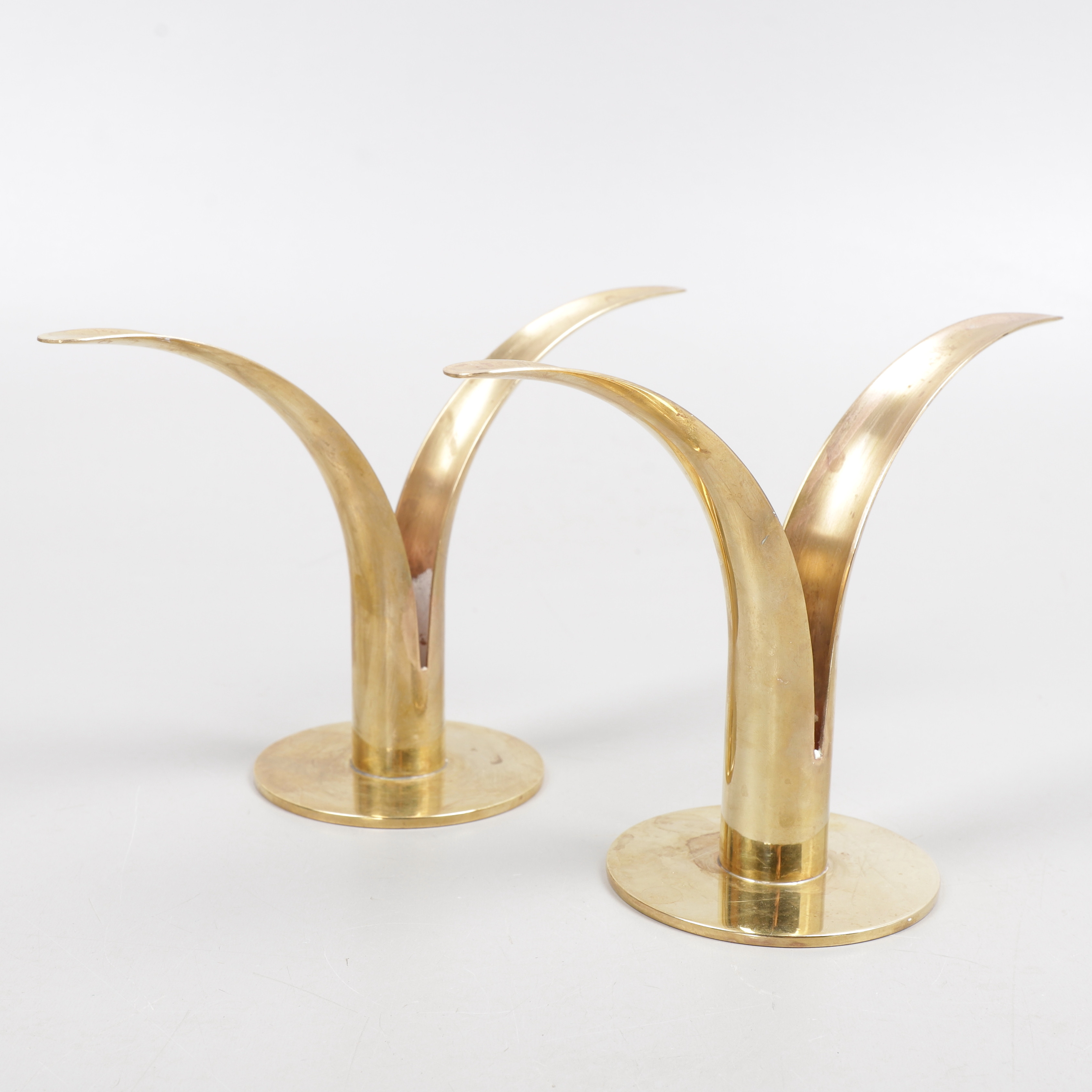 IVAR ÅLENIUS BJÖRK. Ljusstakar, ett par, "Liljan", mässing, Skultuna, 1900-talets andra hälft.