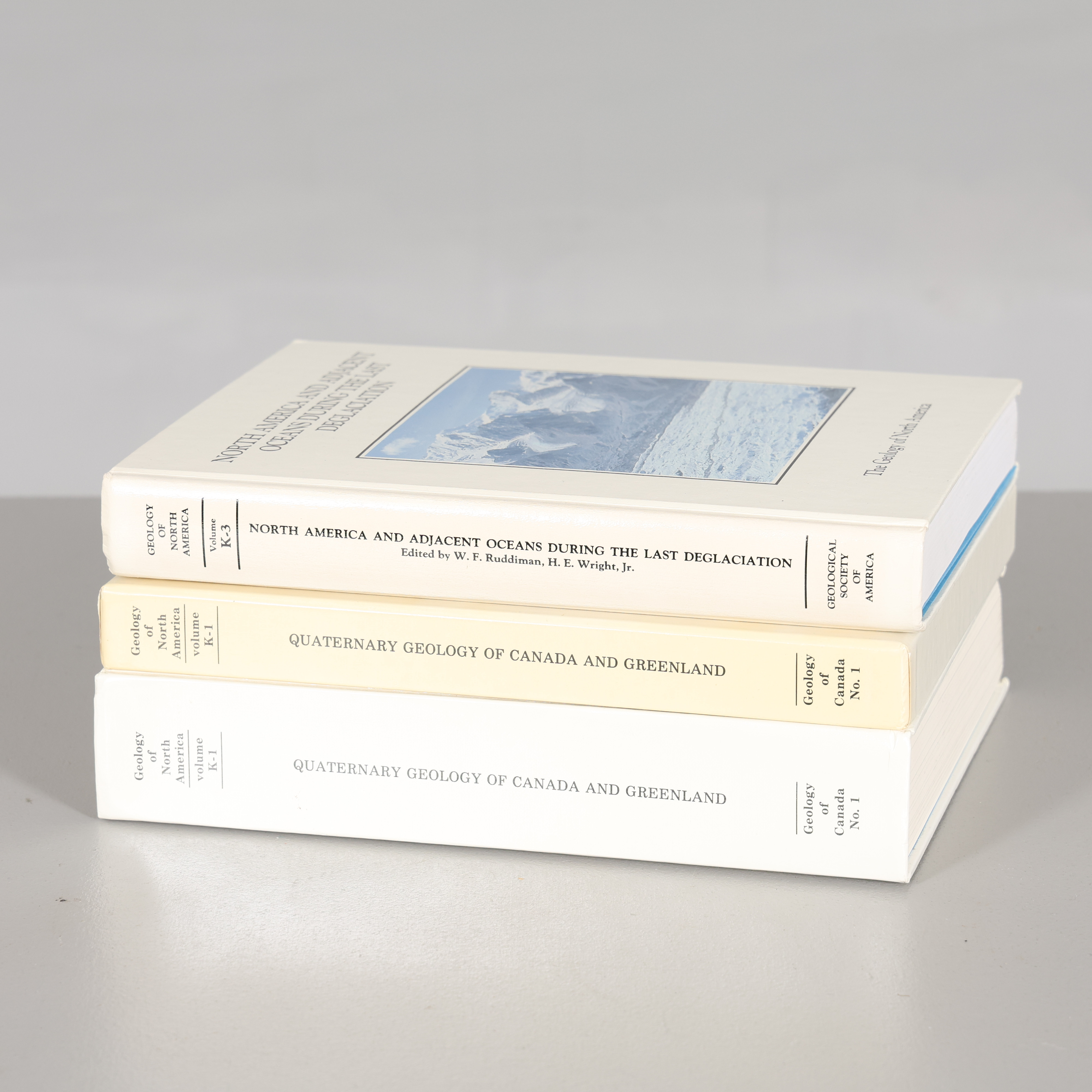 BÖCKER Nordamerika samt Grönlands Geology 2 st samt mapp med Kartor.