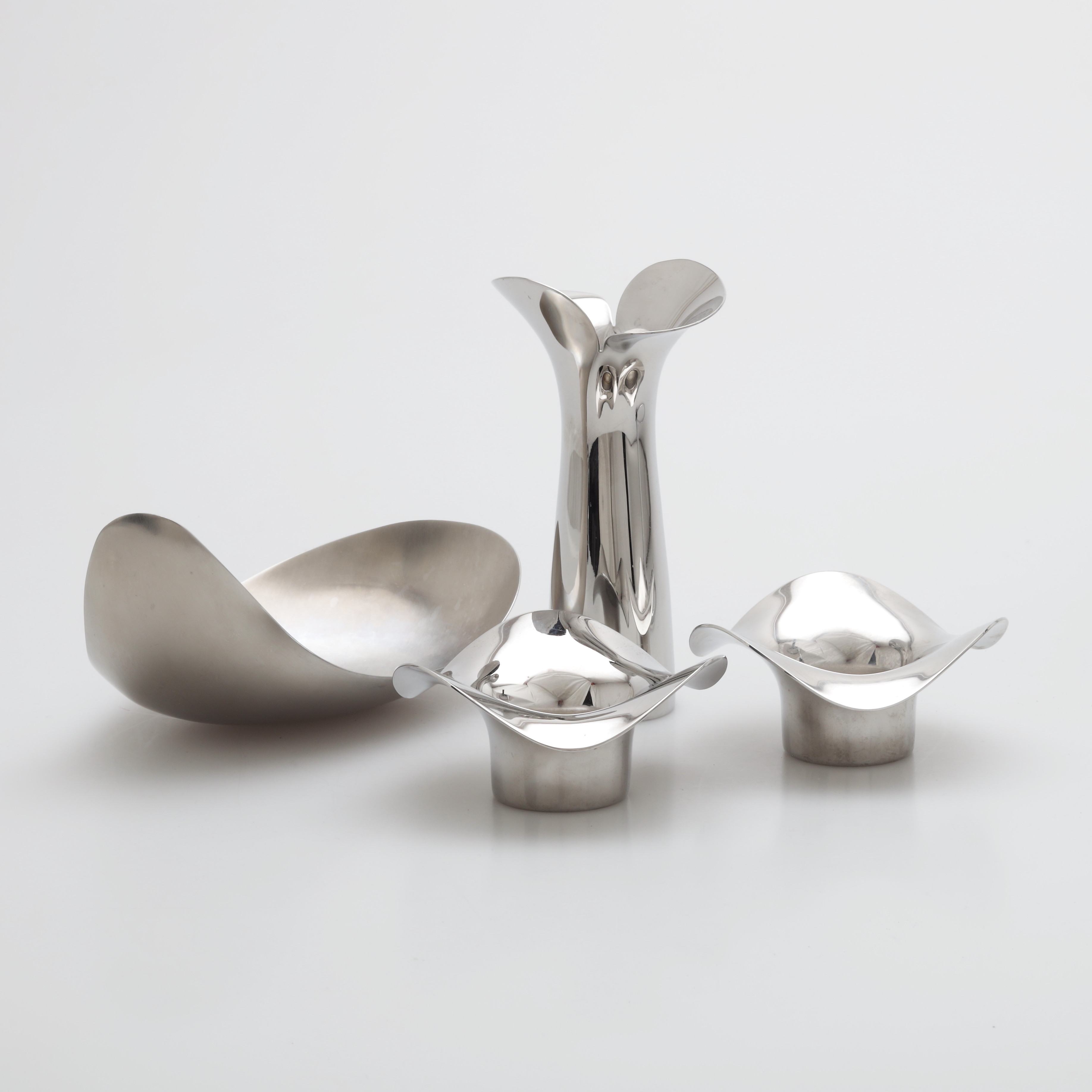GEORG JENSEN. Skål, vas, ljuslyktor, metall, 1900/2000-tal.