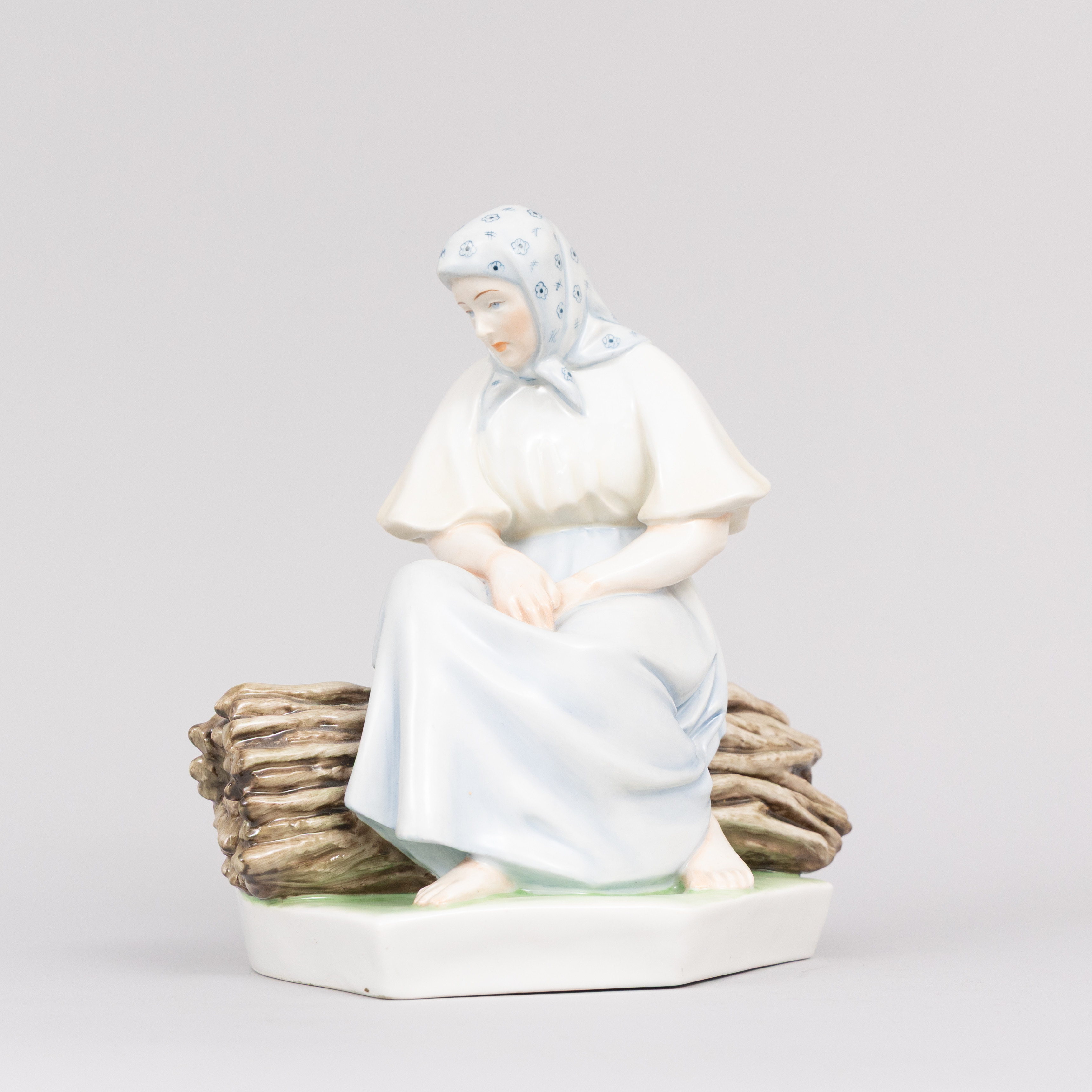 SINKÓ ÁNDRÁS. figurin. Porslin. Vilande kvinna. Zsolnay, Pécs. Ungern.