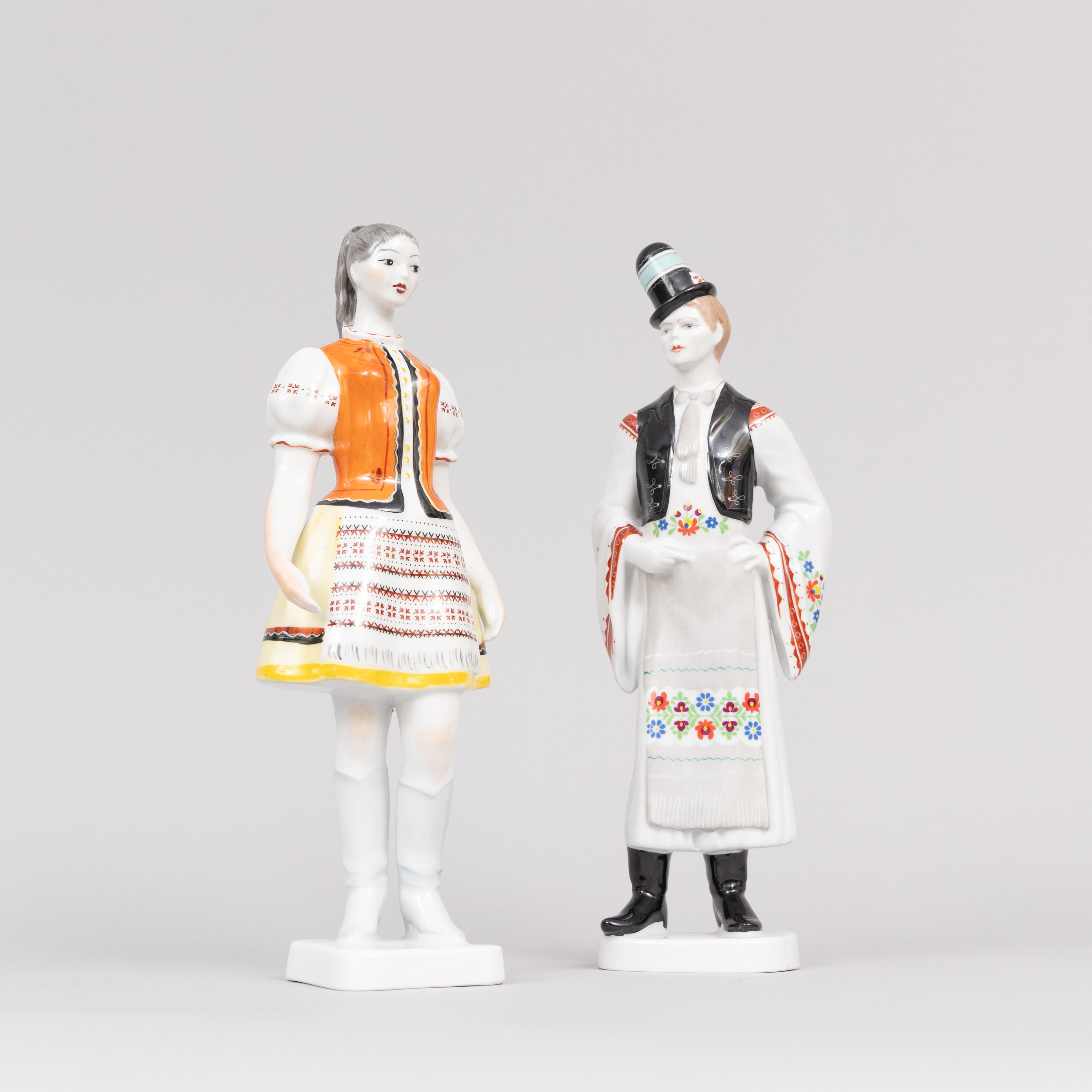 FIGURINER, 2 st, porslin, Hollohaza, Ungern.