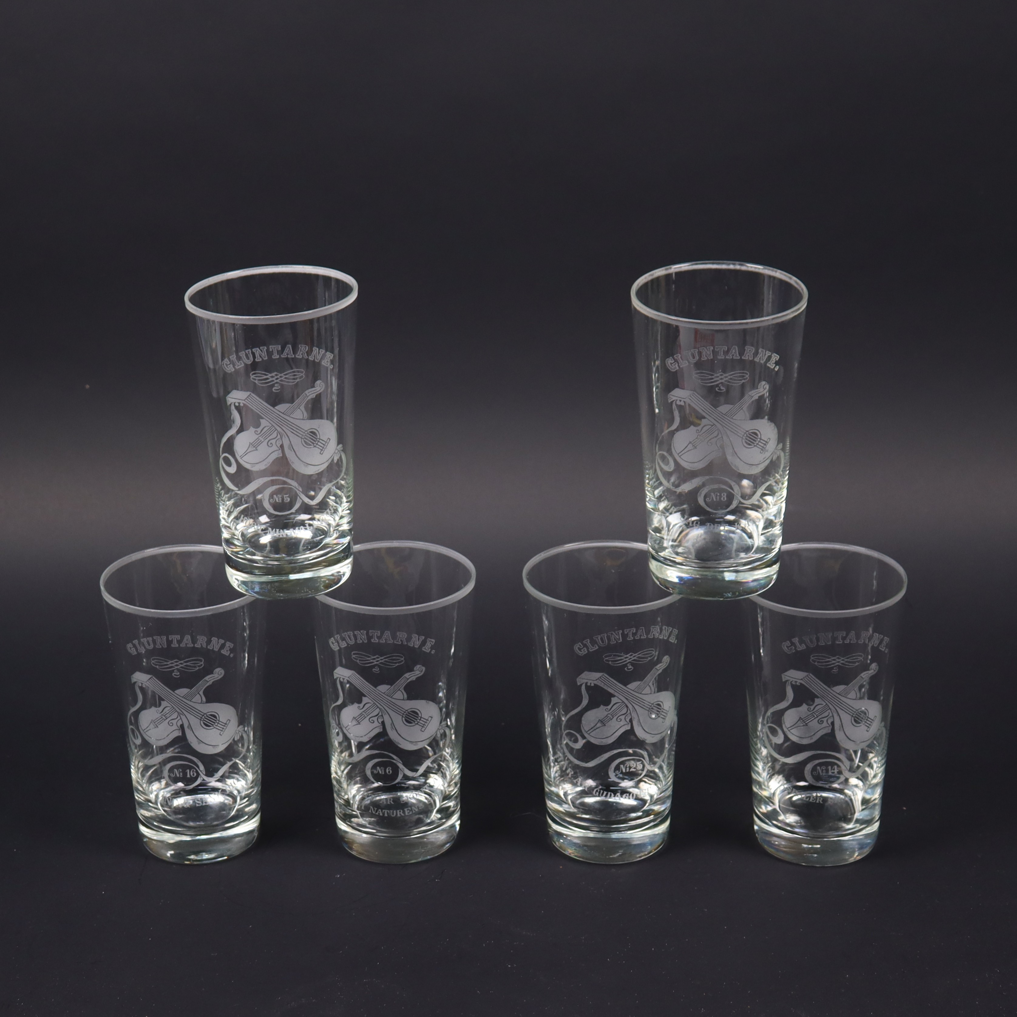 GROGG -/ÖLGLAS, troligen, Trelleborgs Glasbruk, glasen har motiv inspirerade av Gunnar Wennerbergs sångverk Gluntarne.