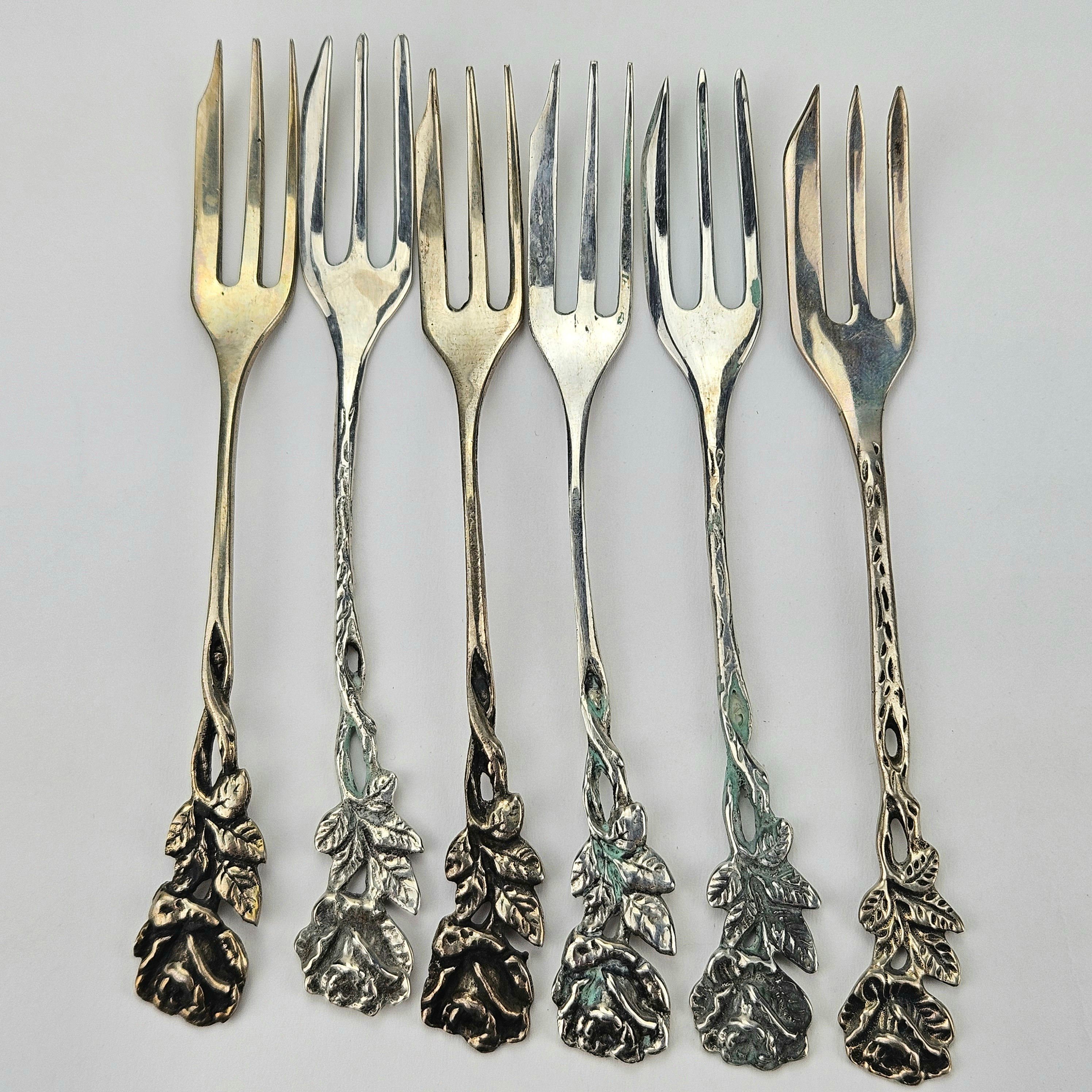 BAKELSEGAFFLAR, 6 st, snarlika, rosdekor, vikt ca. 81 gram.