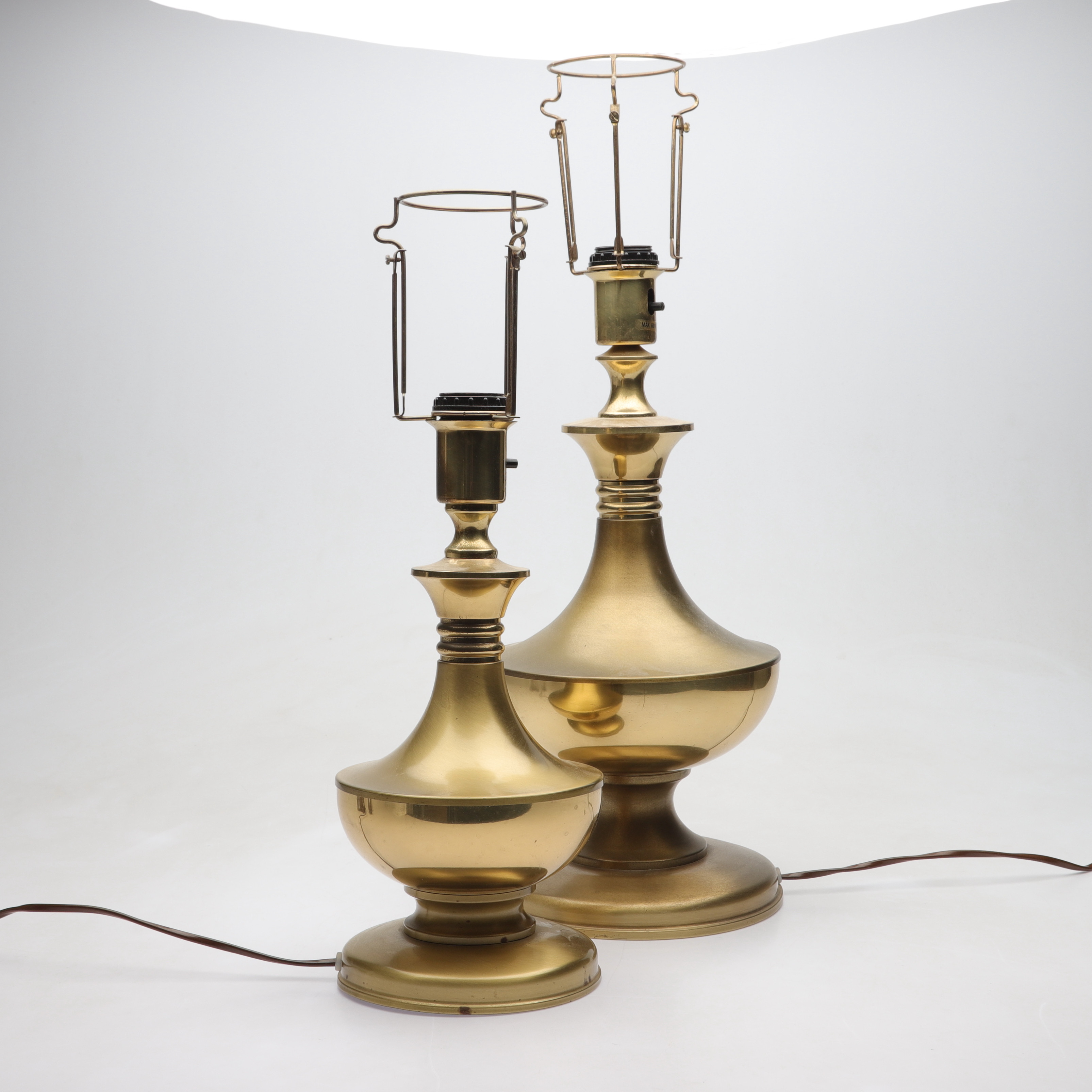 BORDSLAMPOR, 2 st, mässing, Aneta, modell 18719/18720, 1900-talets andra hälft.